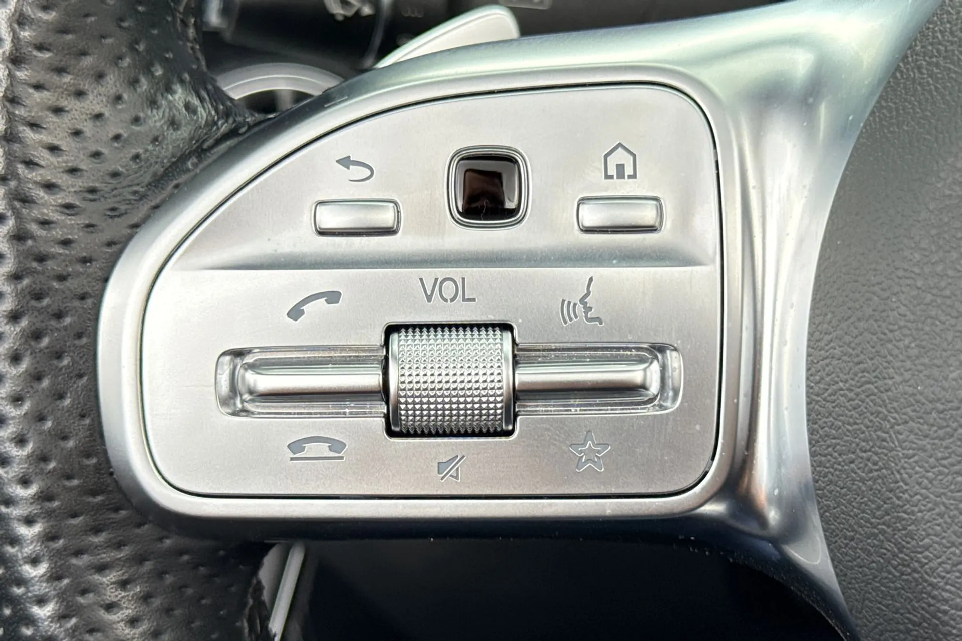 MERCEDES-BENZ E CLASS thumbnail image number 38