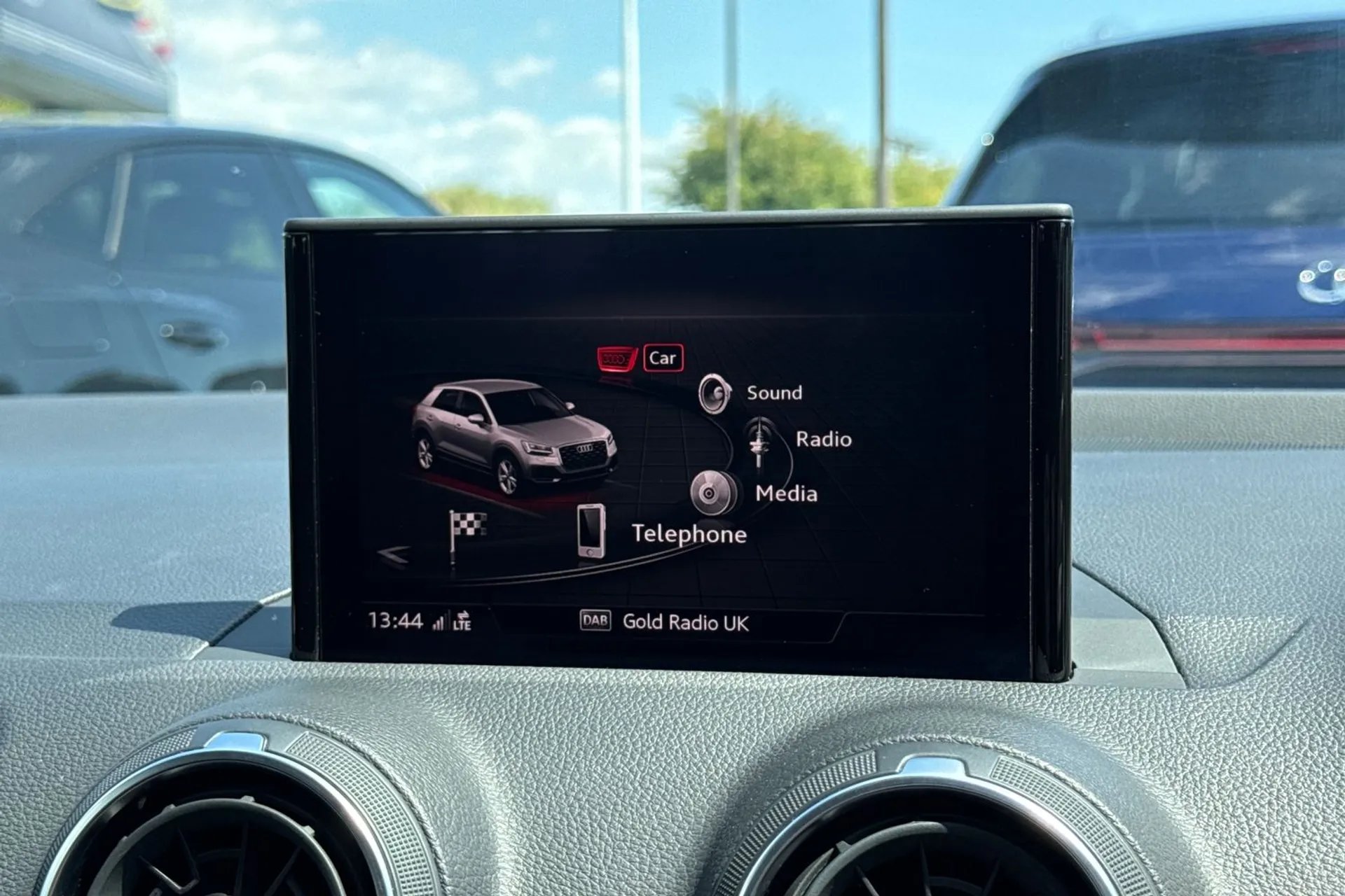 Audi Q2 thumbnail image number 25