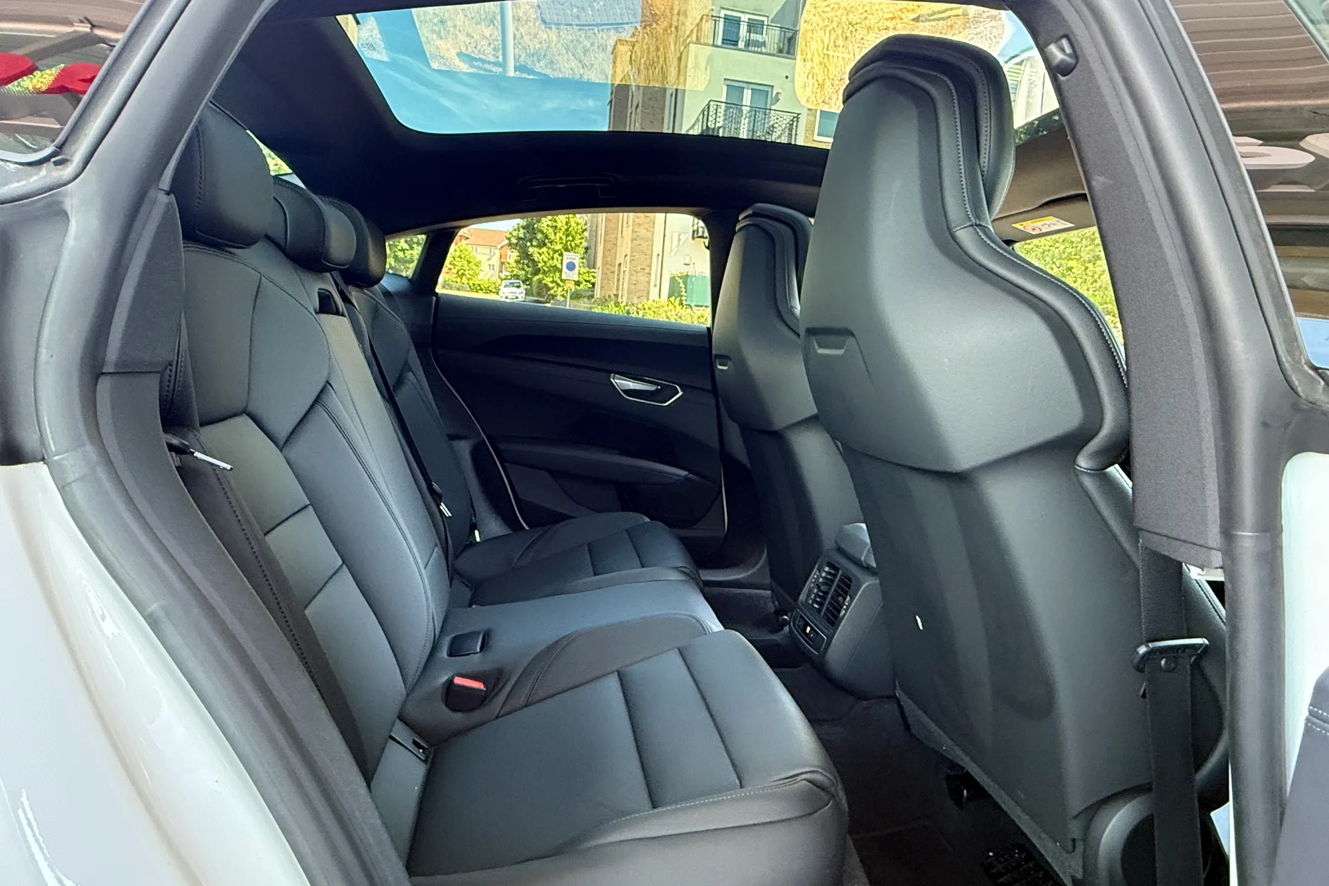 Audi e-tron GT thumbnail image number 32