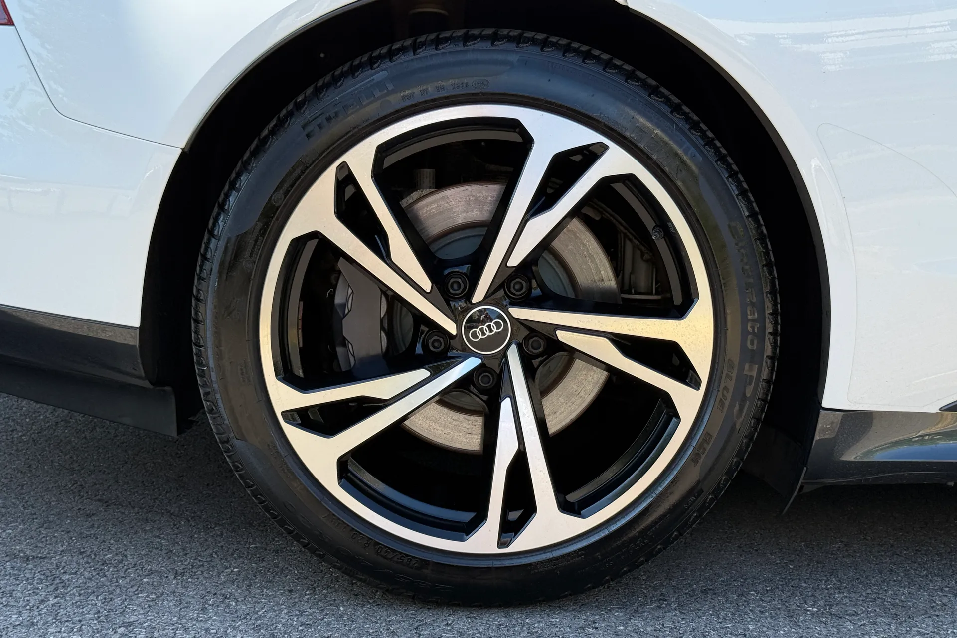 Audi e-tron GT thumbnail image number 6