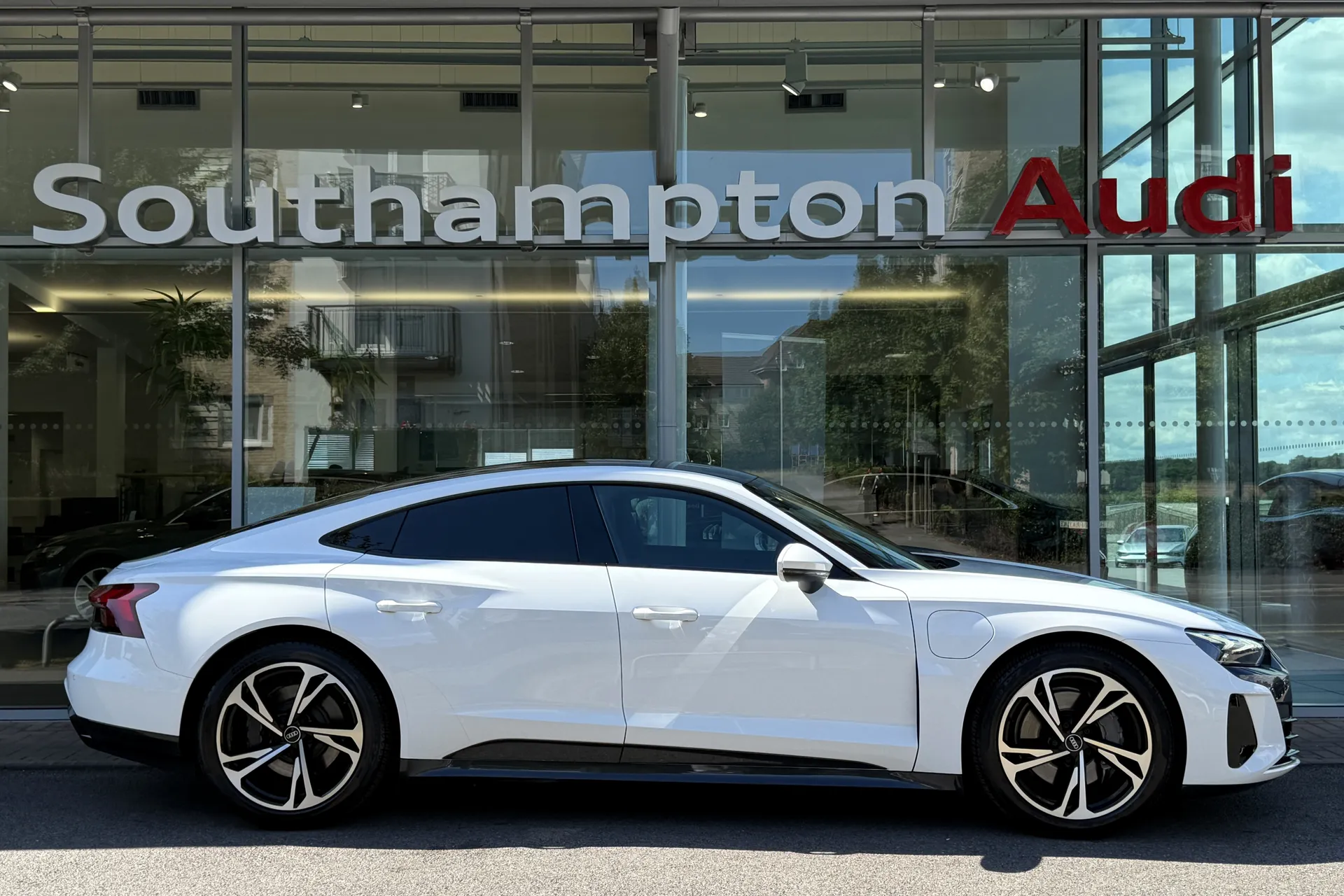 Audi e-tron GT thumbnail image number 2