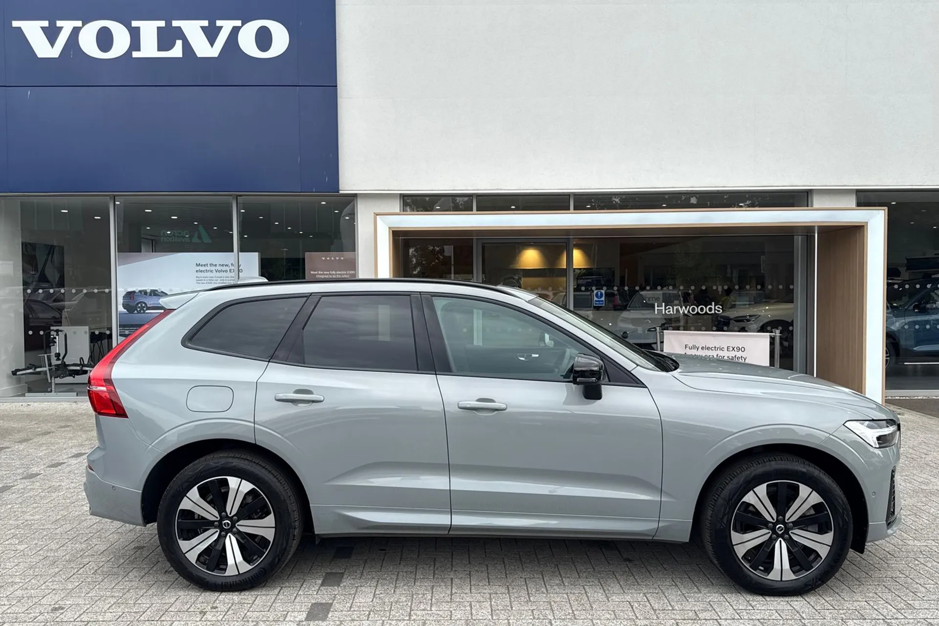 Volvo XC60 thumbnail image number 2