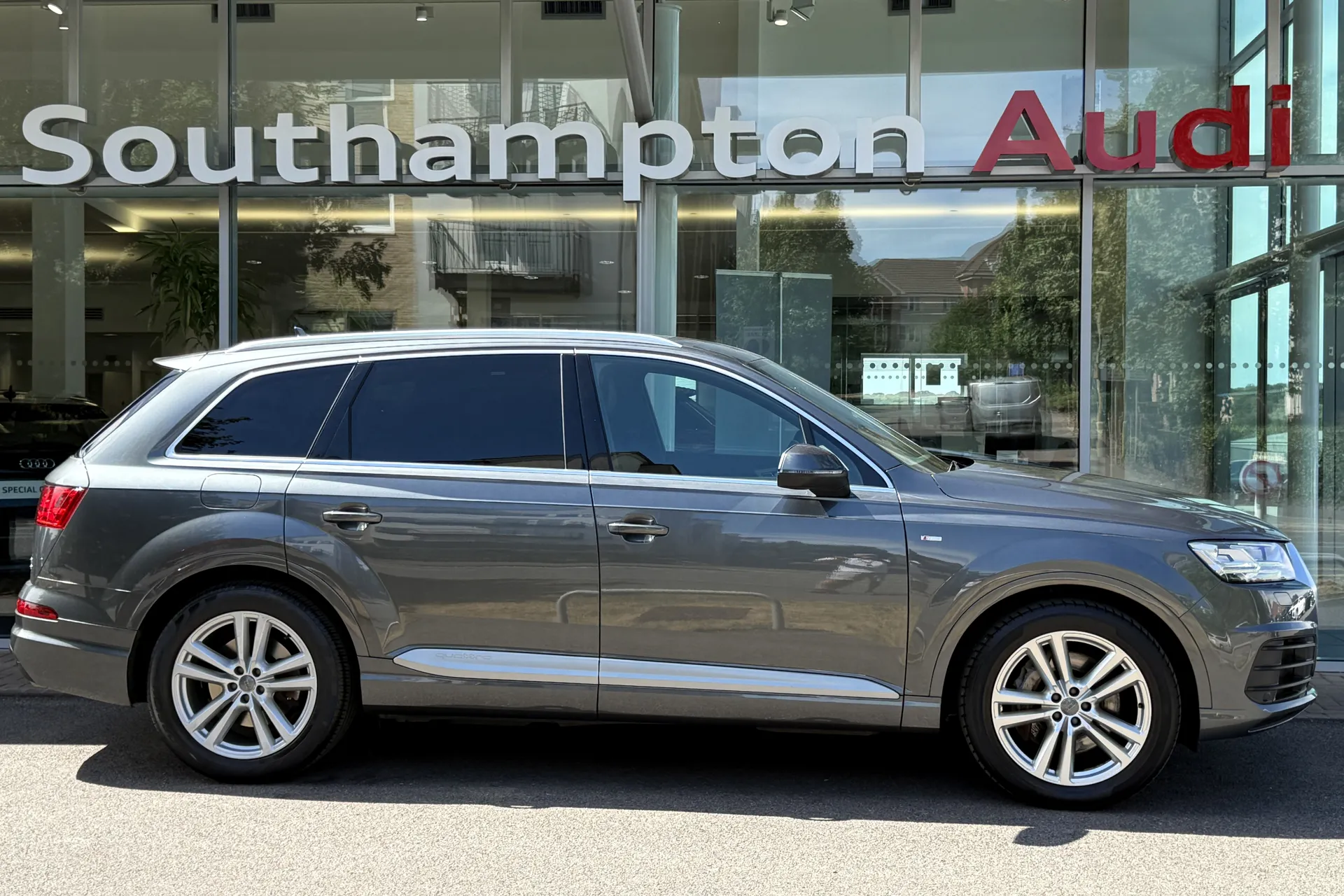 Audi Q7 thumbnail image number 2