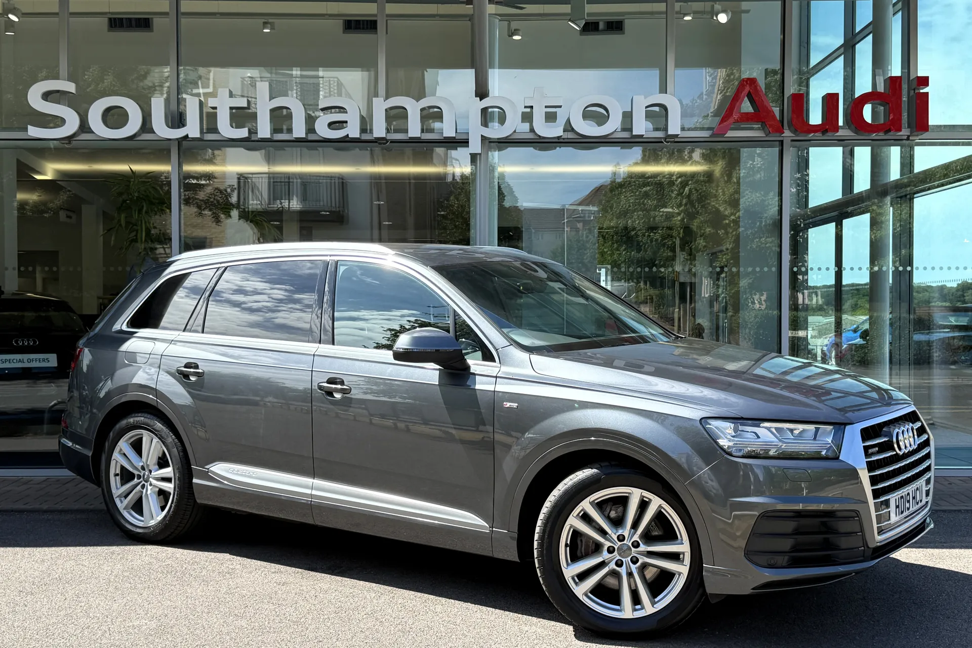 Audi Q7 focused image