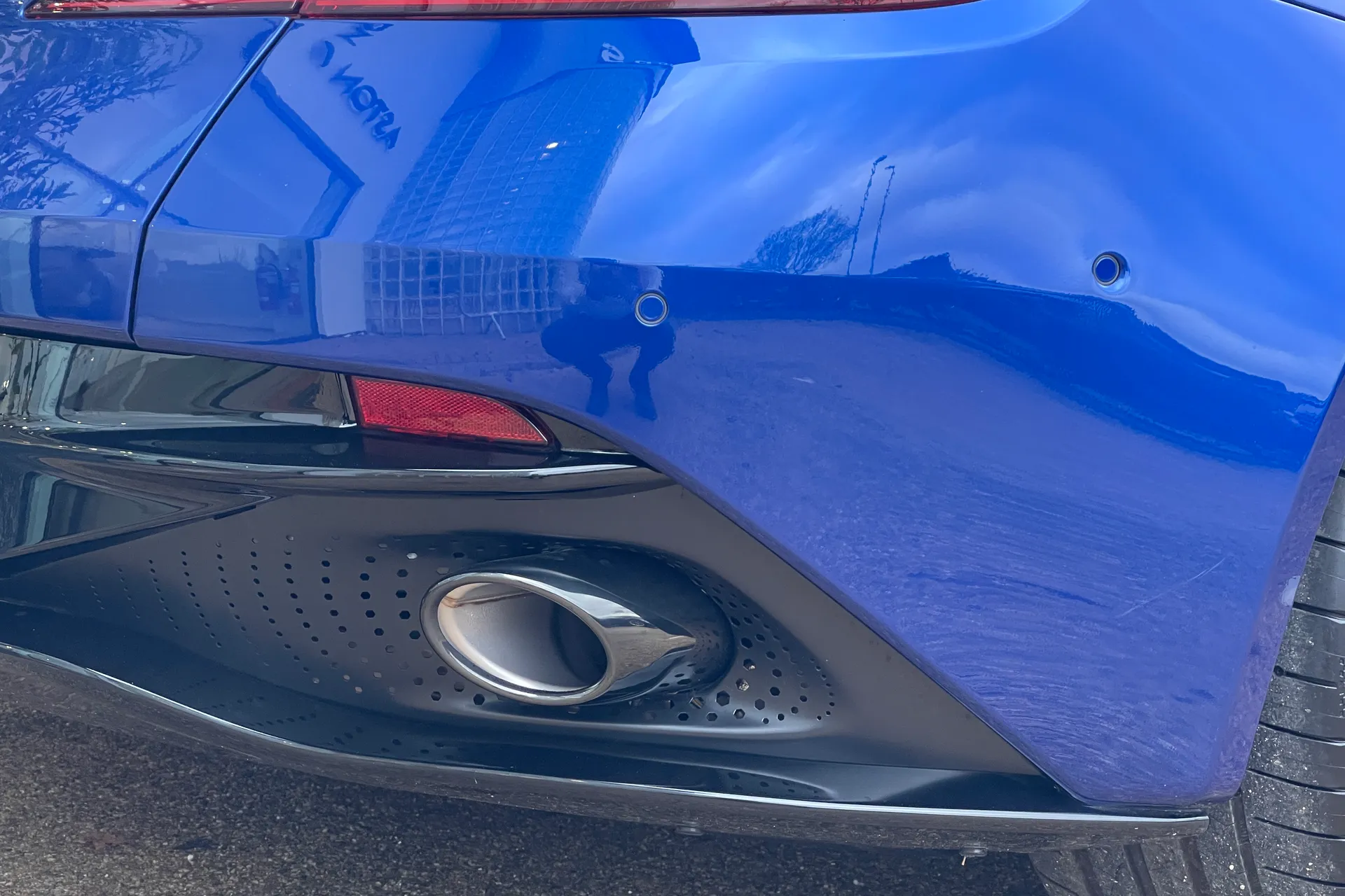 Aston Martin DB12 thumbnail image number 15