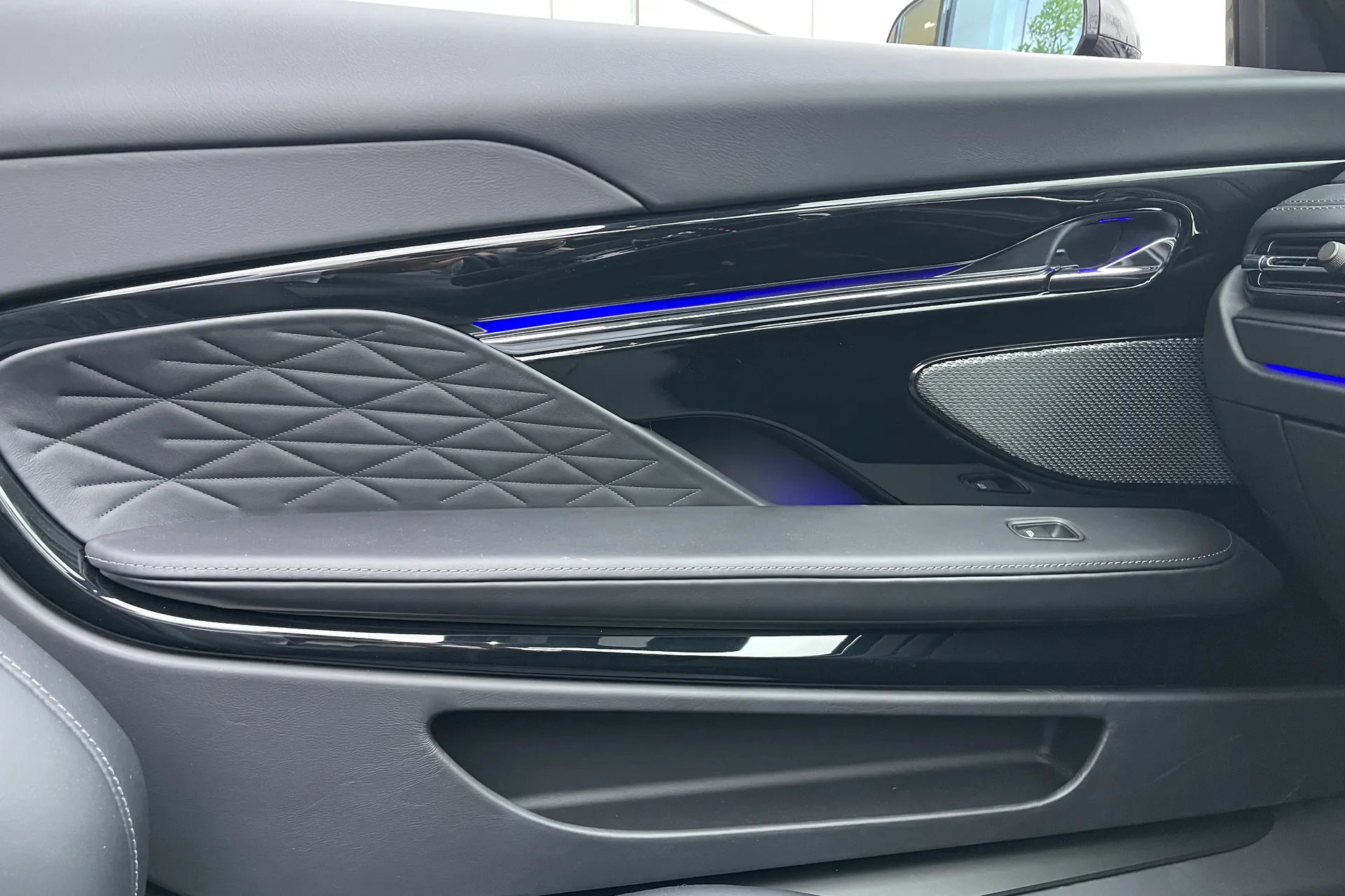 Aston Martin DB12 thumbnail image number 19