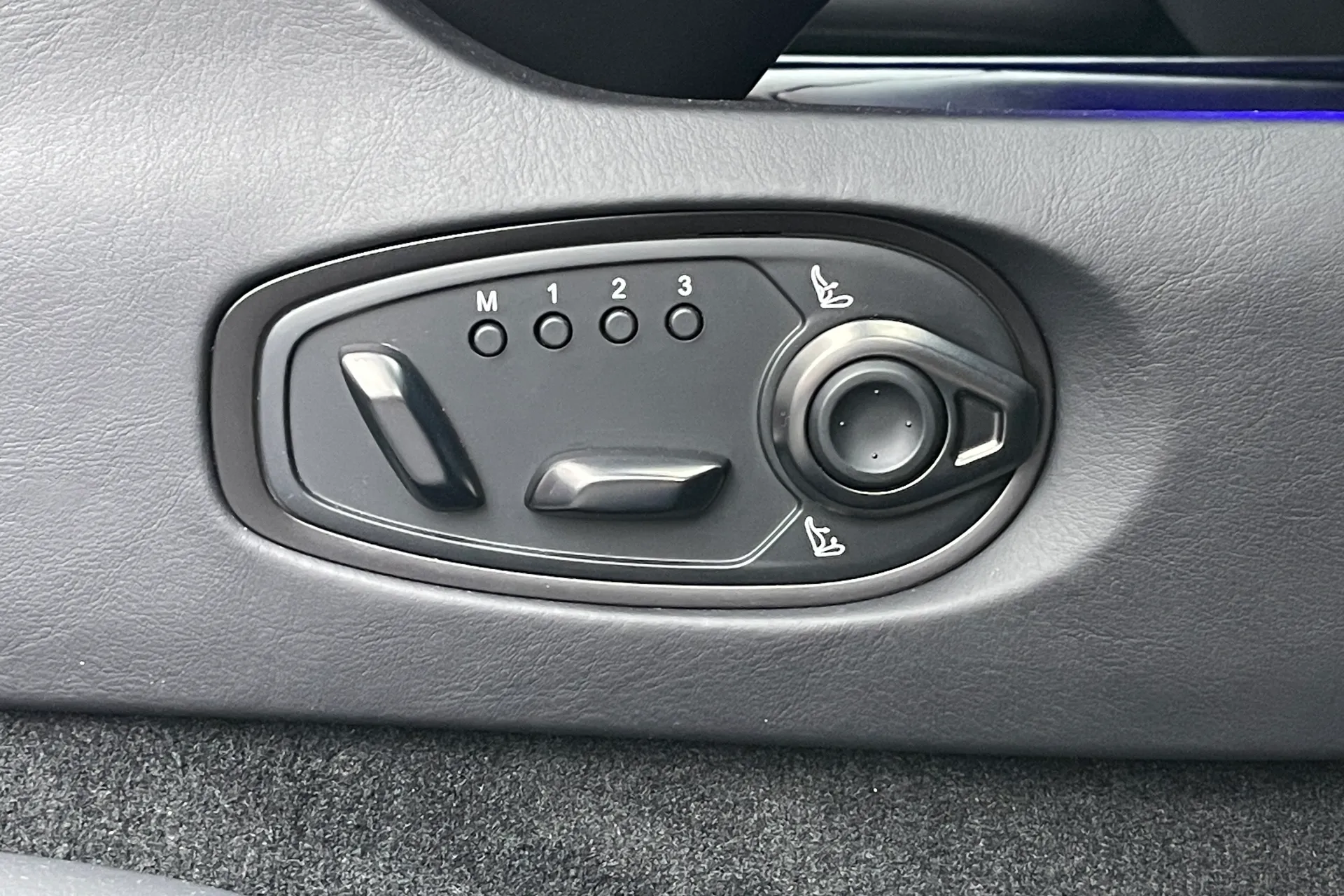 Aston Martin DB12 thumbnail image number 18