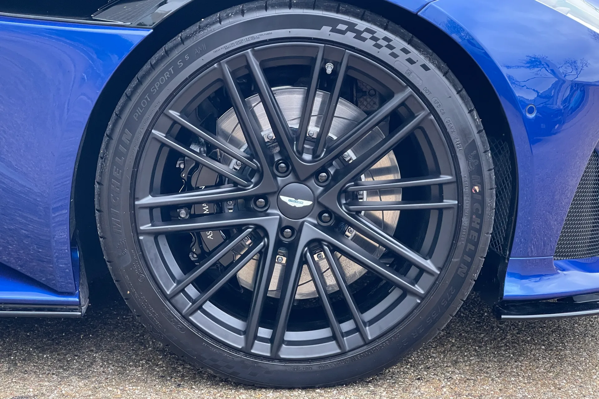 Aston Martin DB12 thumbnail image number 4