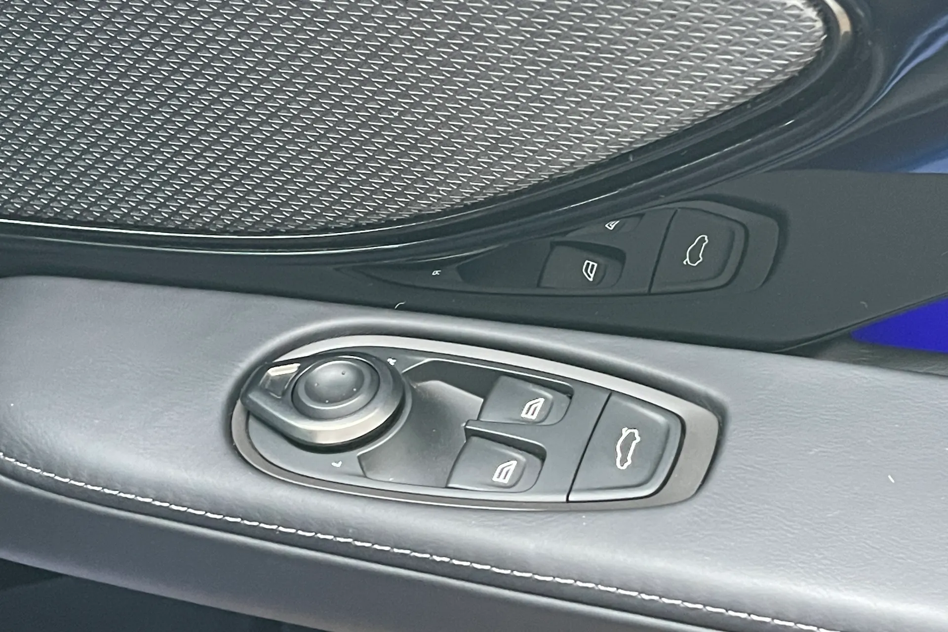 Aston Martin DB12 thumbnail image number 22