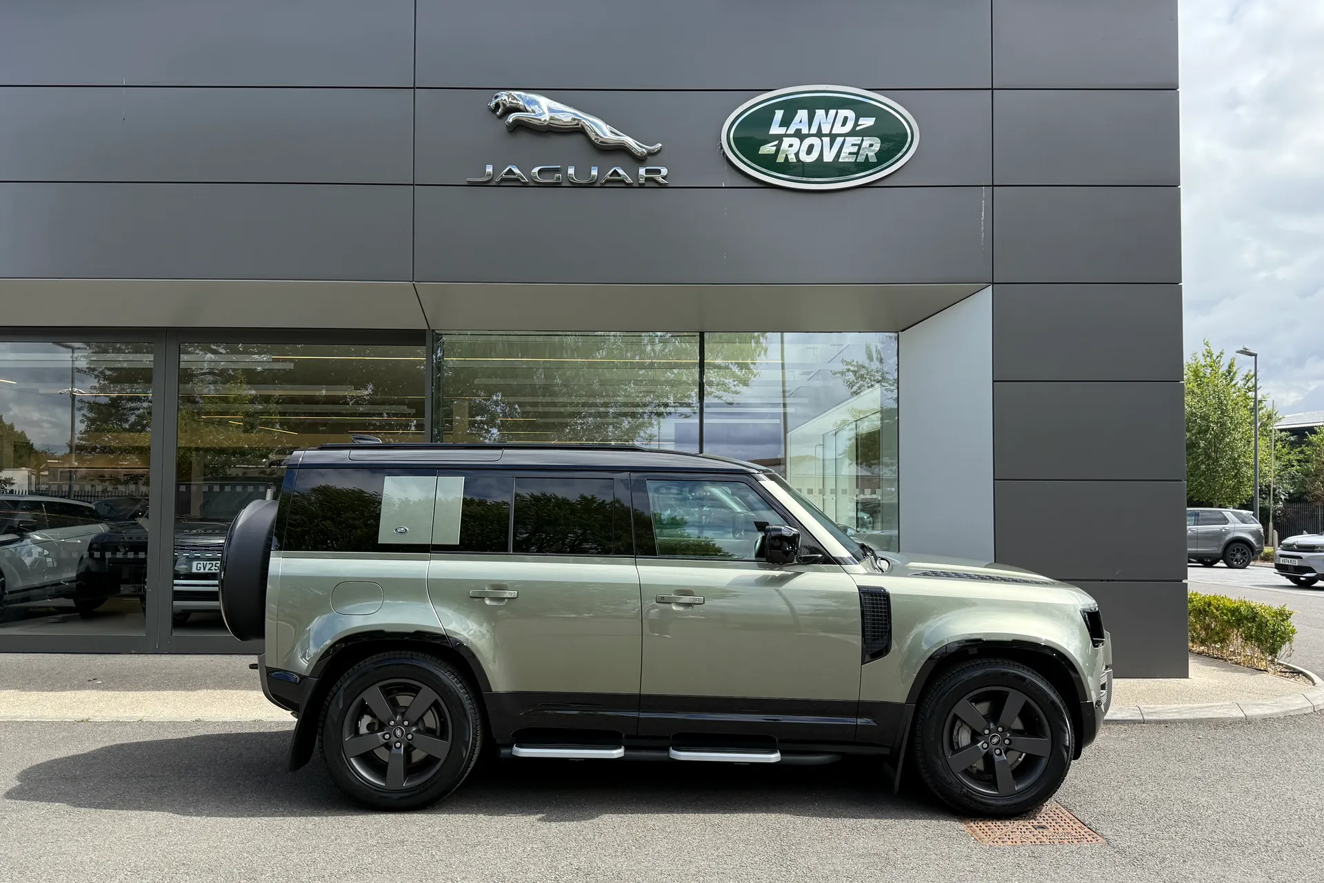 LAND ROVER DEFENDER thumbnail image number 2