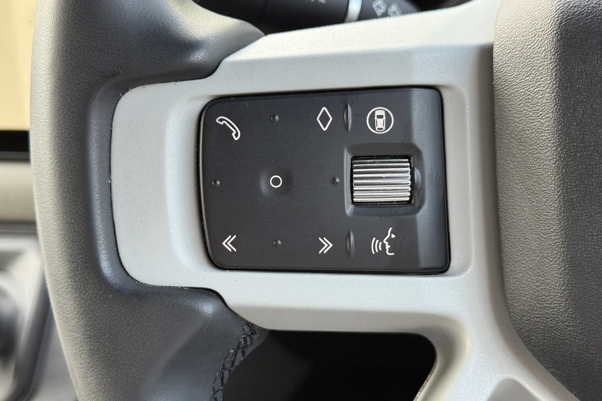 LAND ROVER DEFENDER thumbnail image number 26