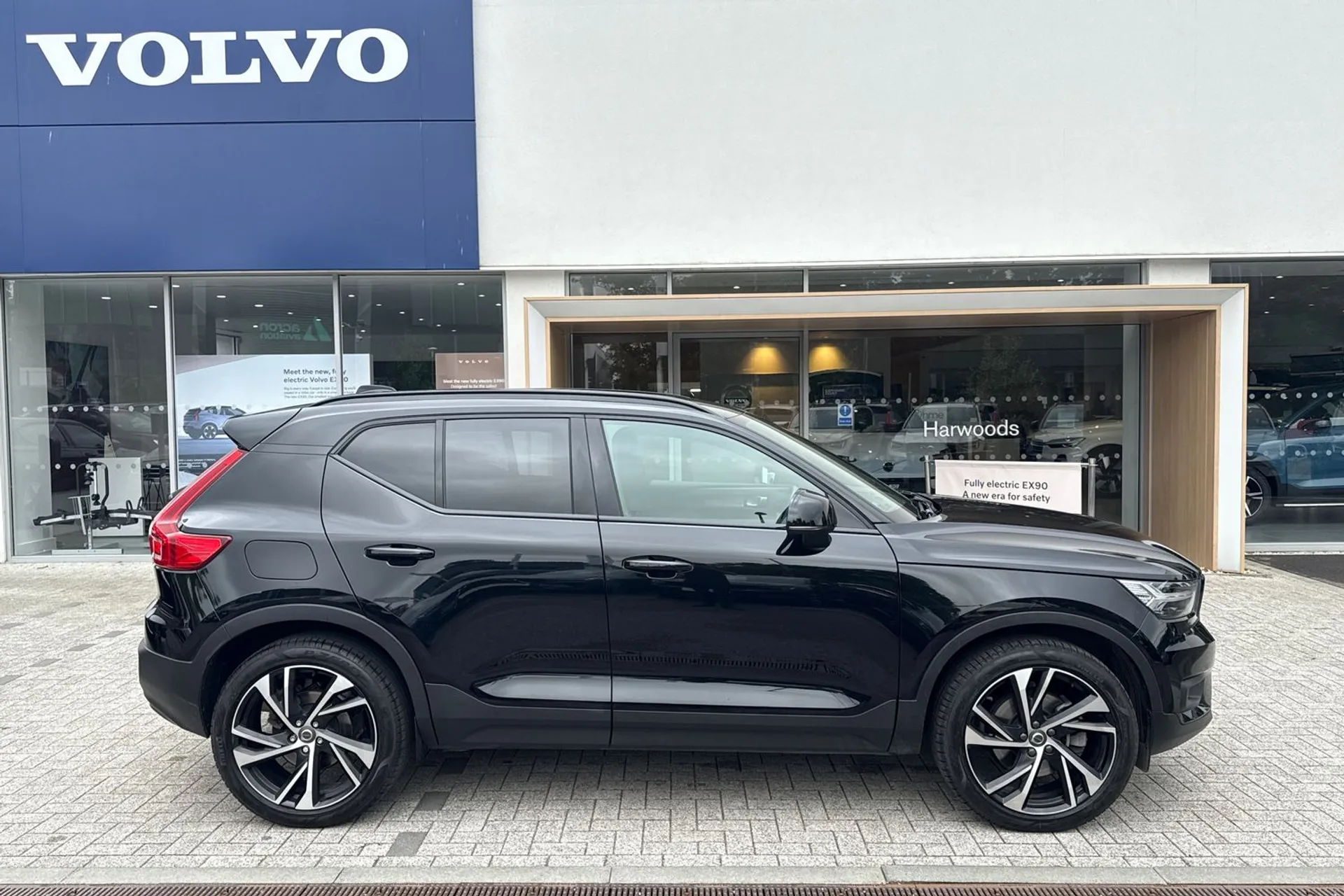 Volvo XC40 thumbnail image number 2