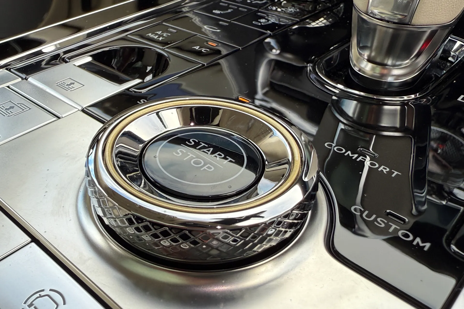 Bentley FLYING SPUR thumbnail image number 36