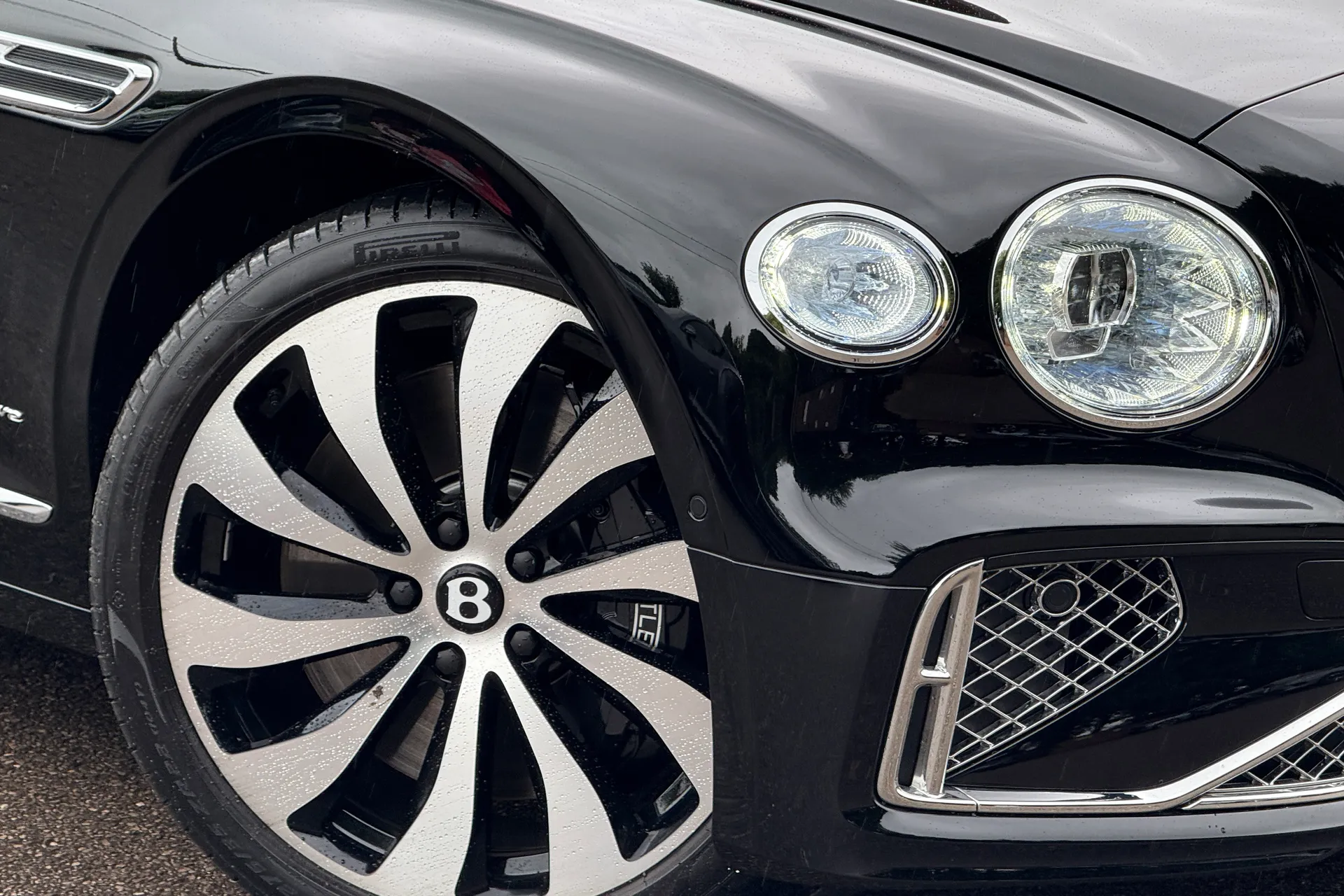 Bentley FLYING SPUR thumbnail image number 2
