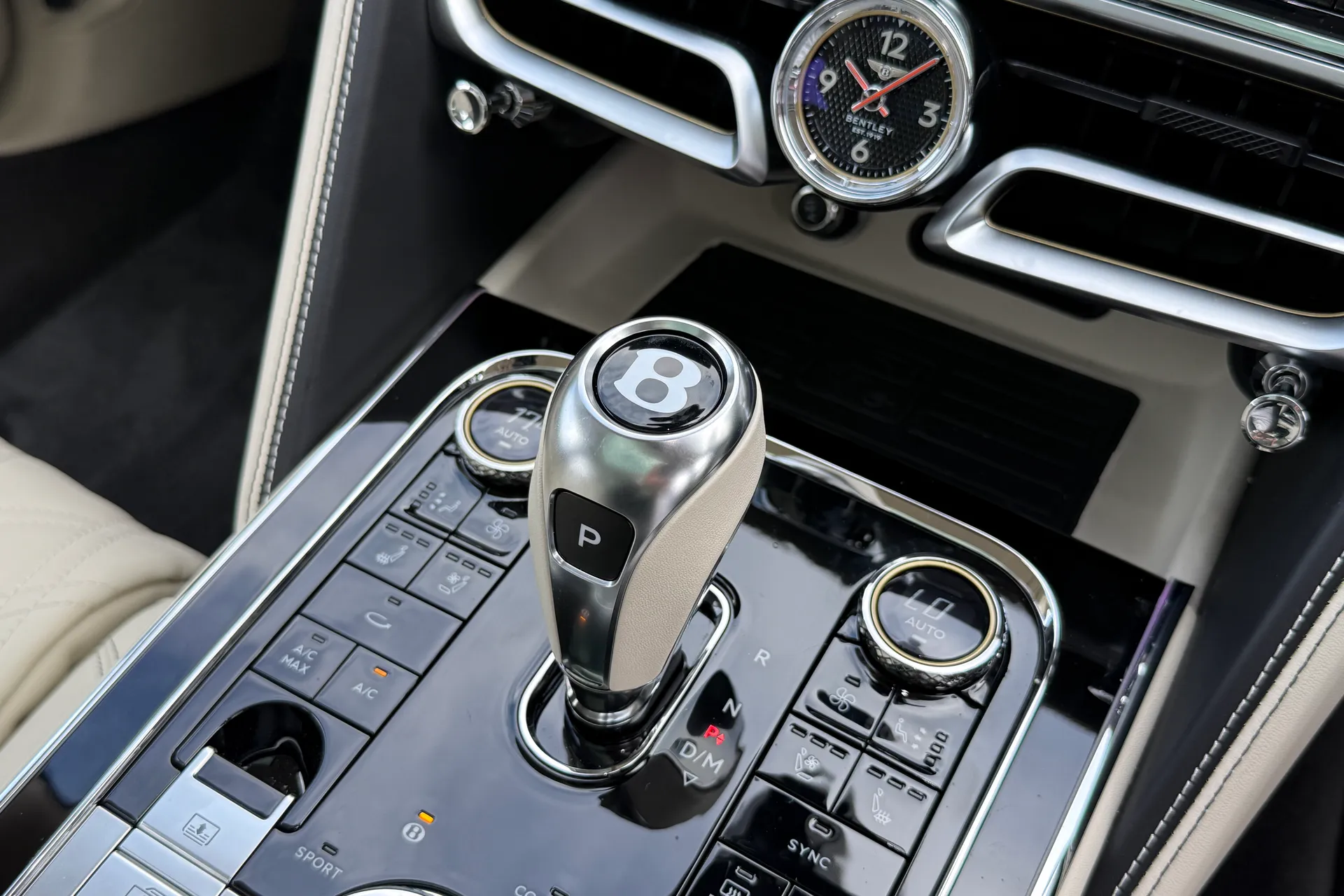 Bentley FLYING SPUR thumbnail image number 32