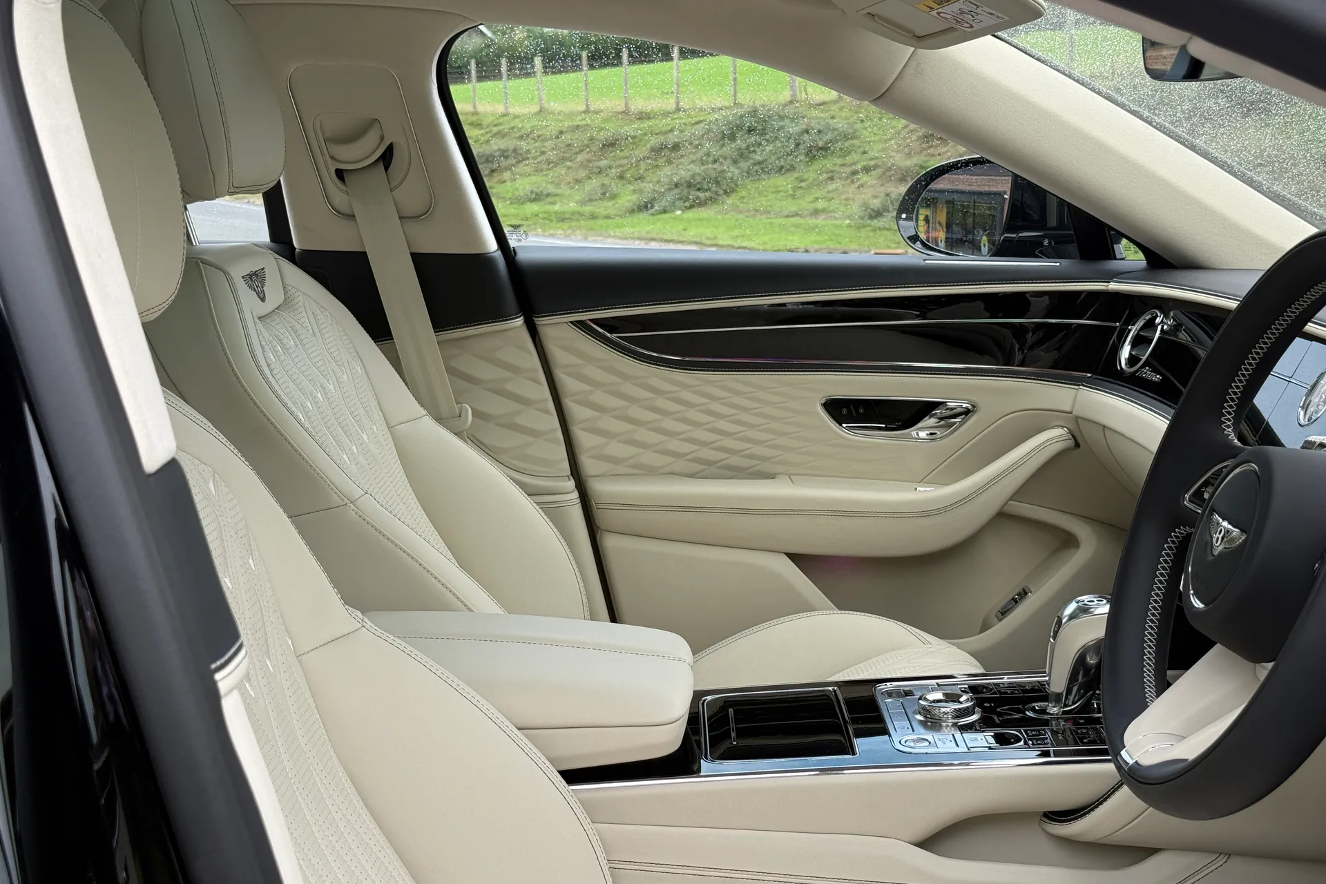 Bentley FLYING SPUR thumbnail image number 24