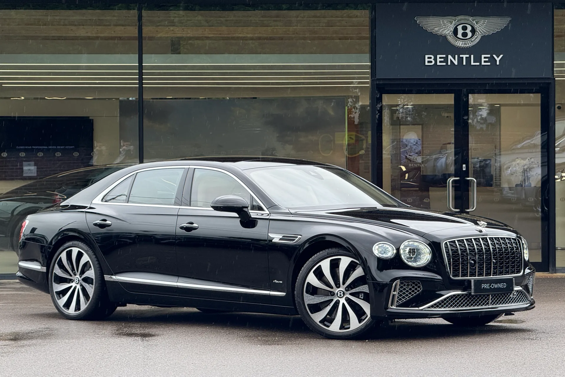 Bentley FLYING SPUR focused image
