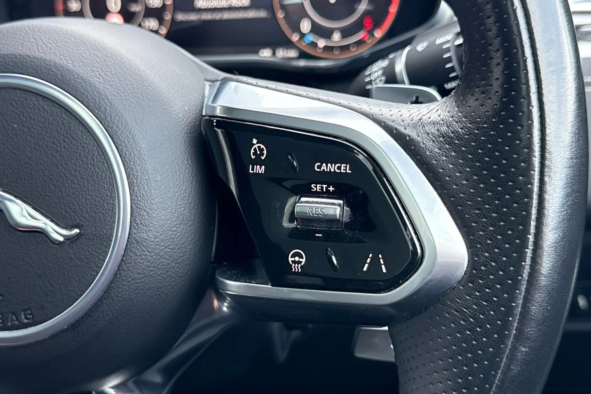Jaguar F-PACE thumbnail image number 39