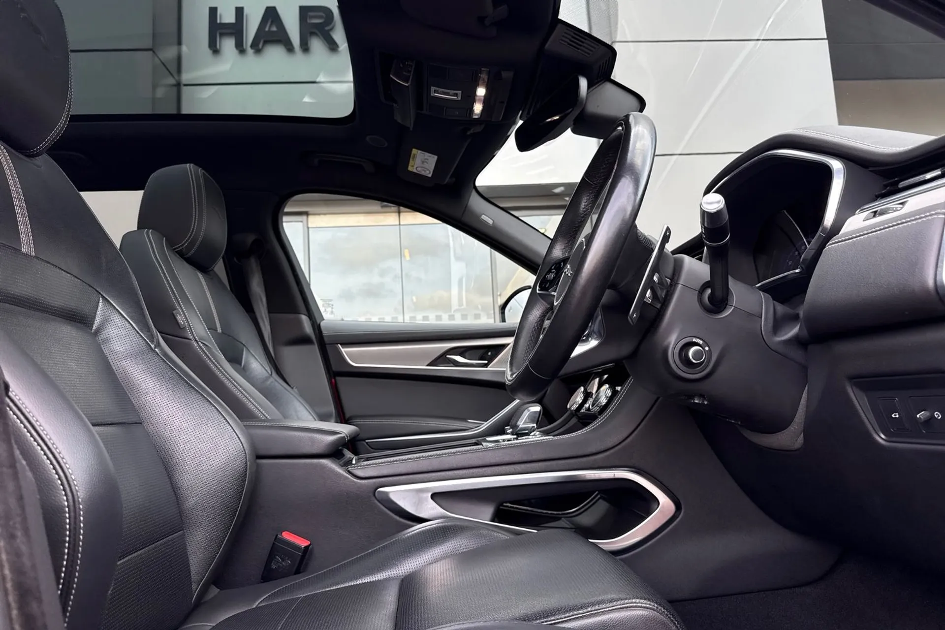 Jaguar F-PACE thumbnail image number 18