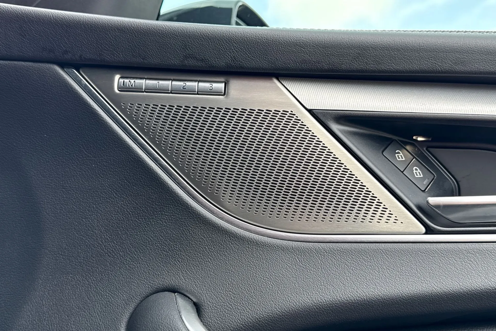 Jaguar F-PACE thumbnail image number 22
