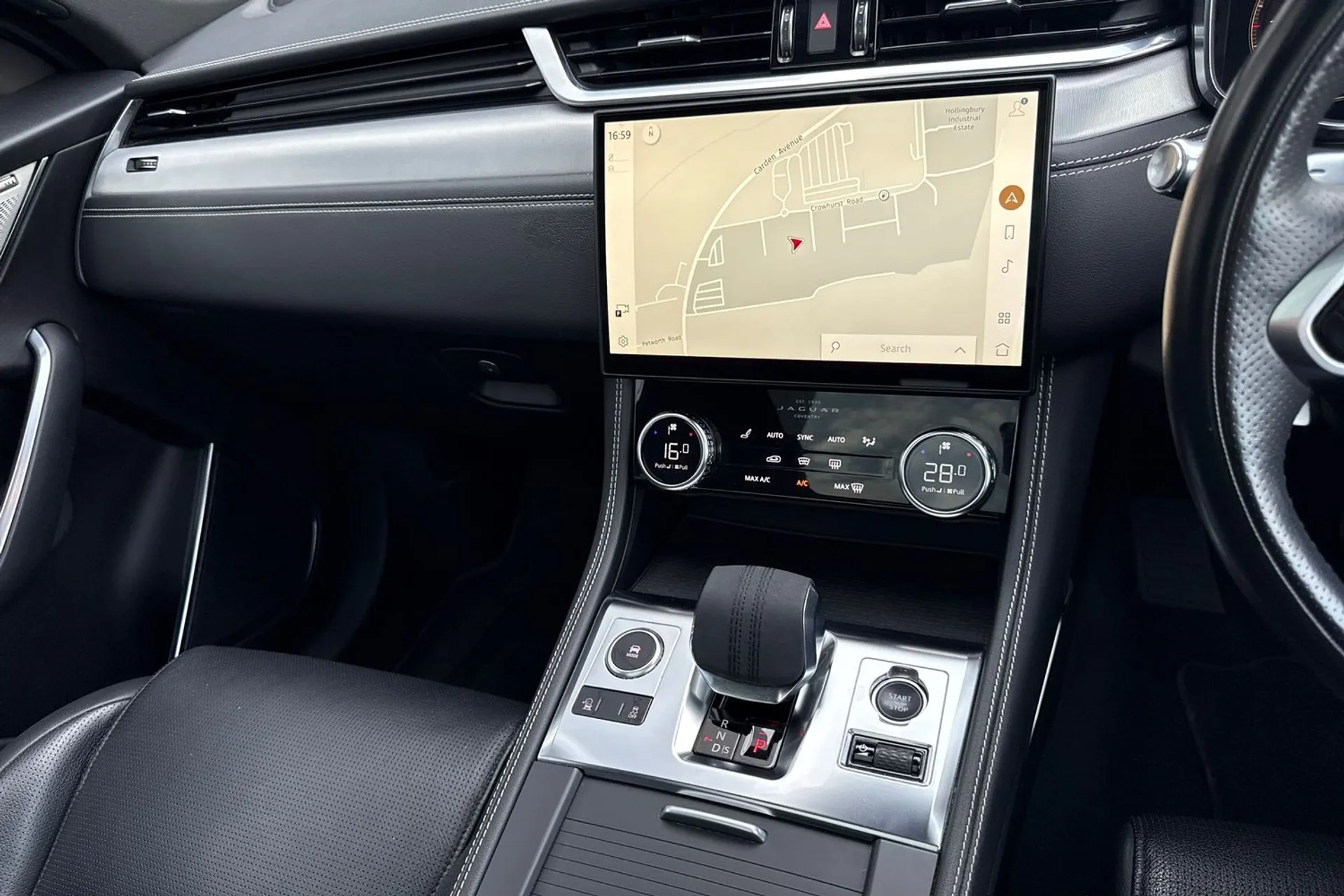 Jaguar F-PACE thumbnail image number 37