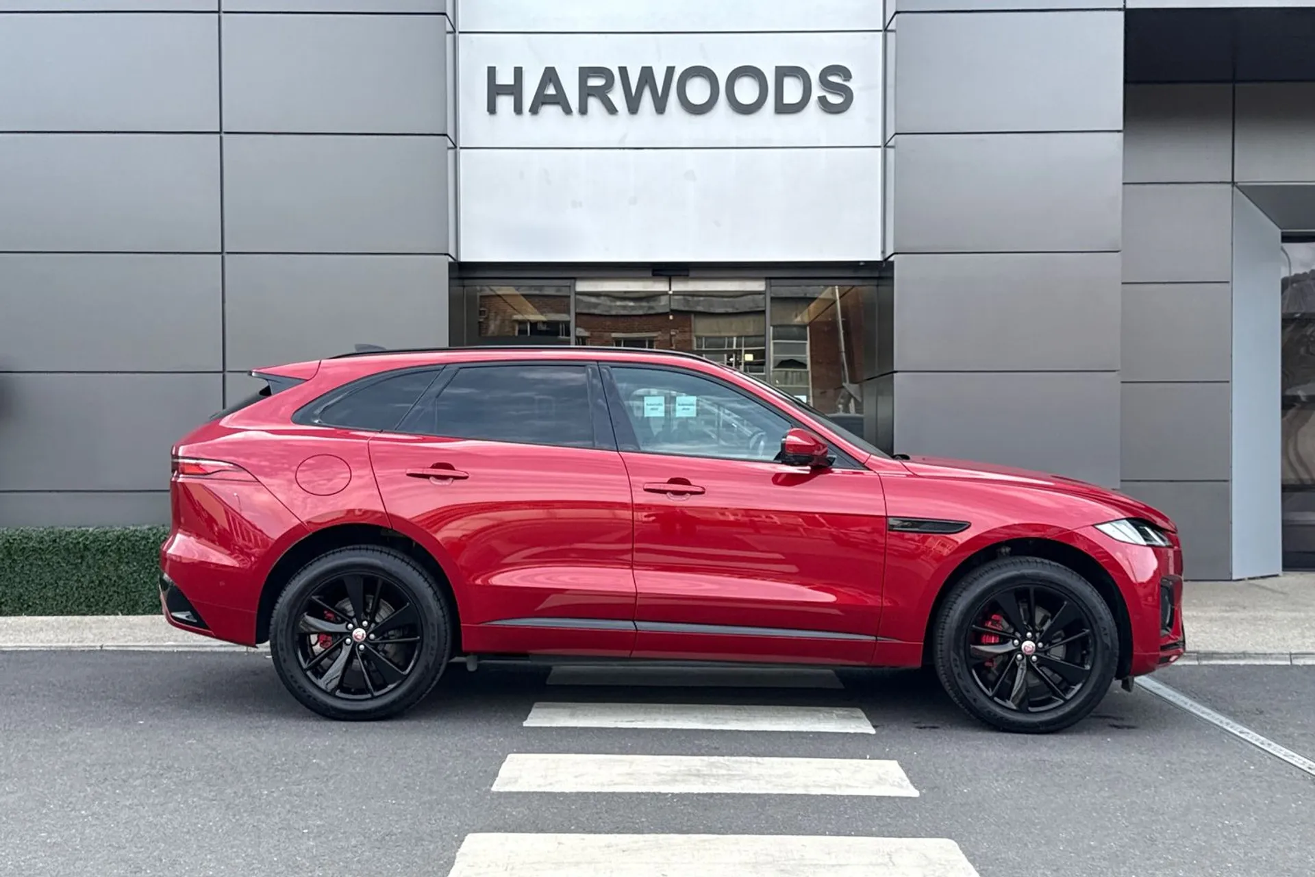 Jaguar F-PACE thumbnail image number 2