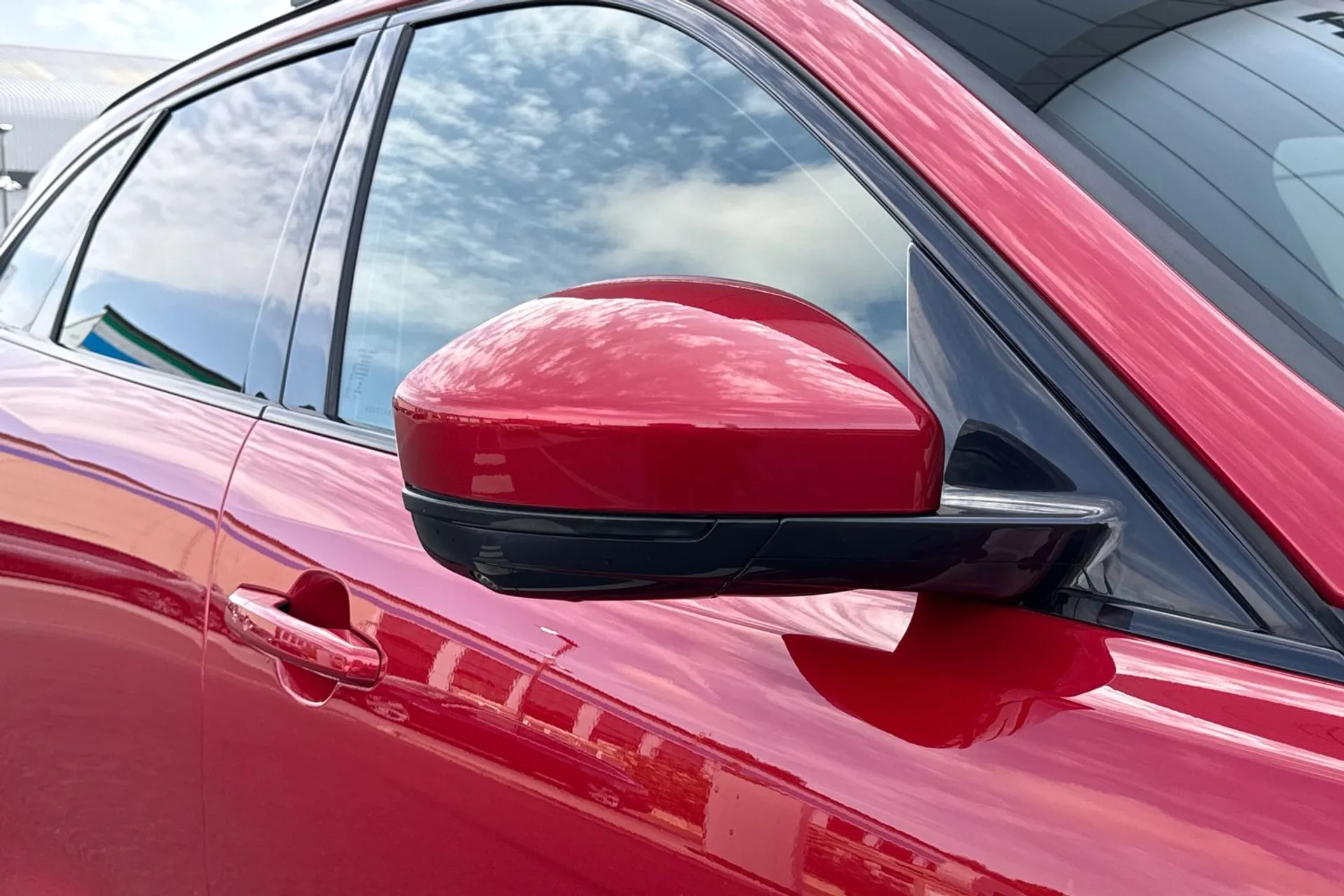Jaguar F-PACE thumbnail image number 31