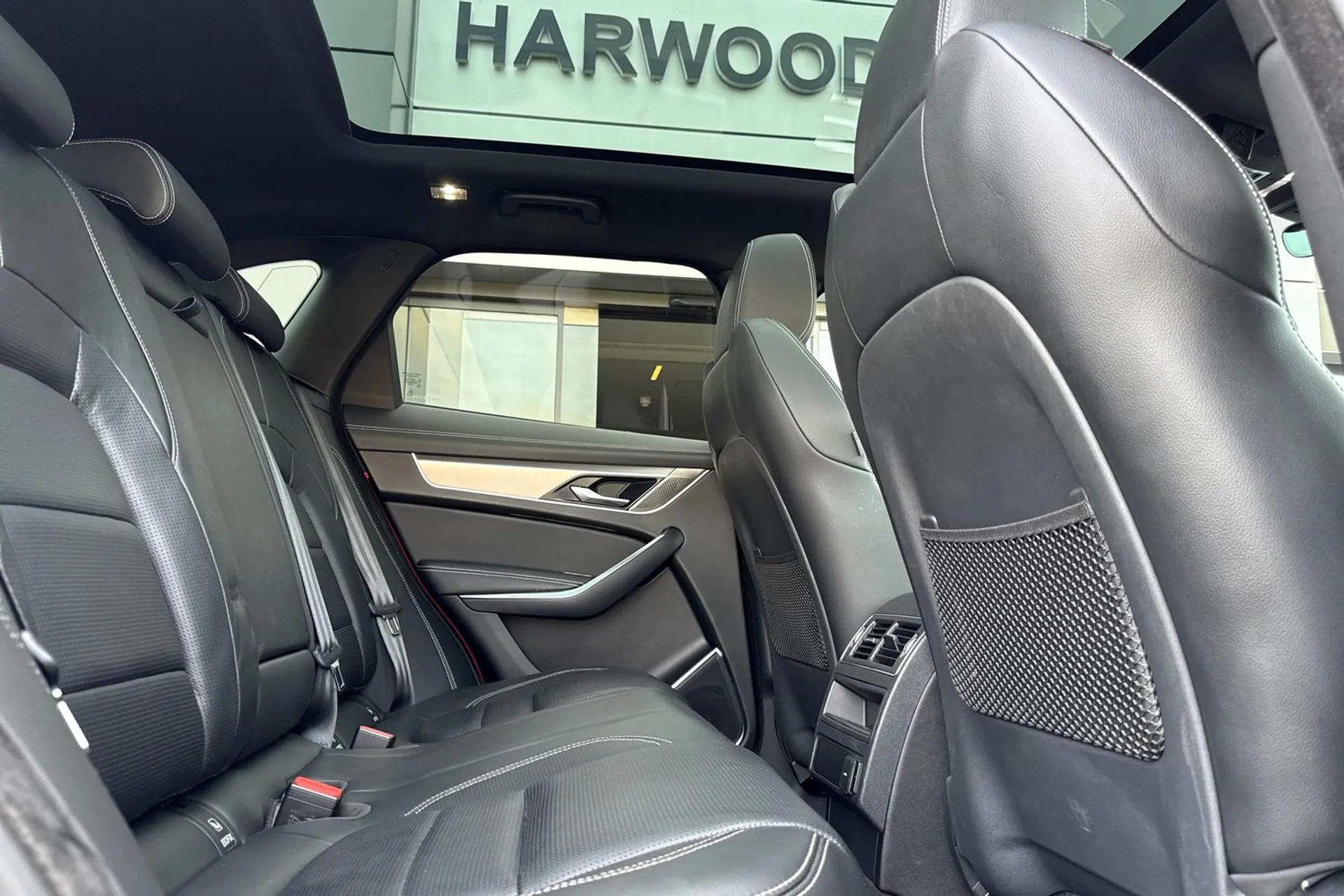 Jaguar F-PACE thumbnail image number 32