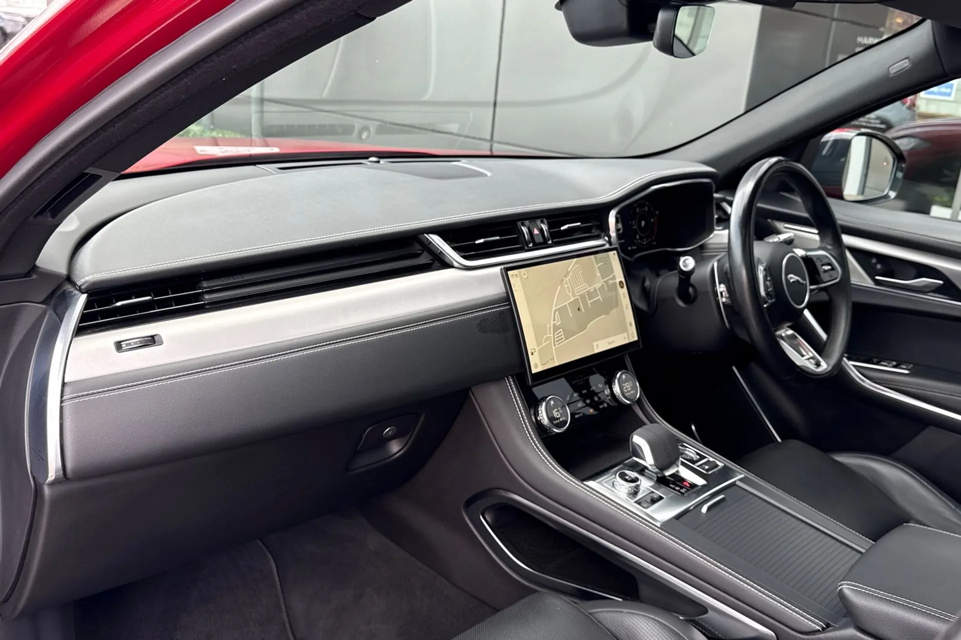 Jaguar F-PACE thumbnail image number 53
