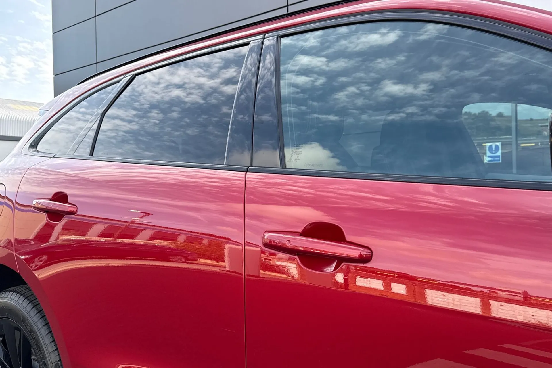 Jaguar F-PACE thumbnail image number 28