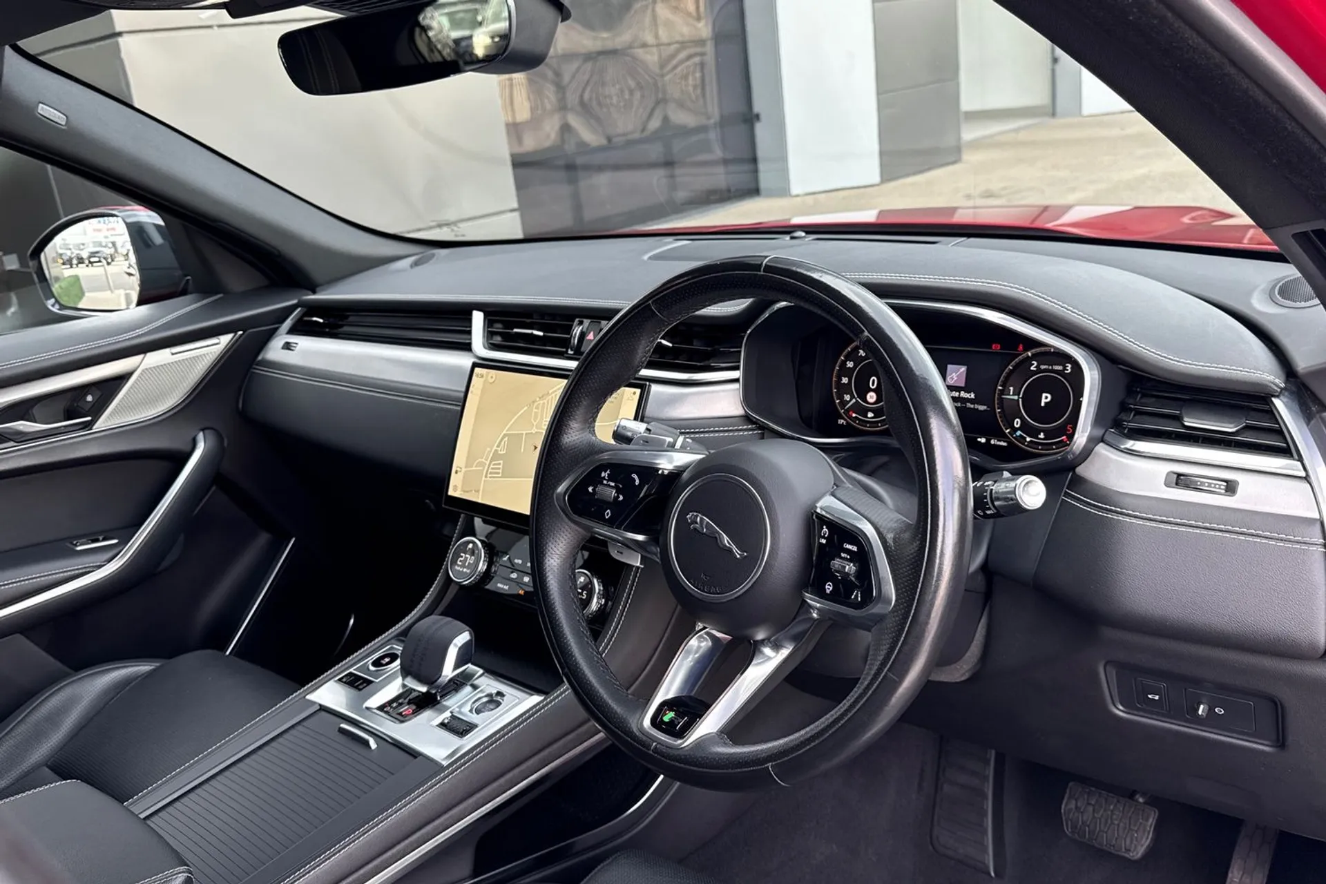 Jaguar F-PACE thumbnail image number 19