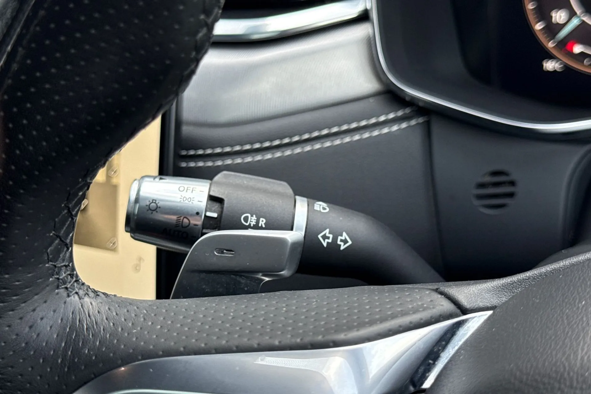 Jaguar F-PACE thumbnail image number 41