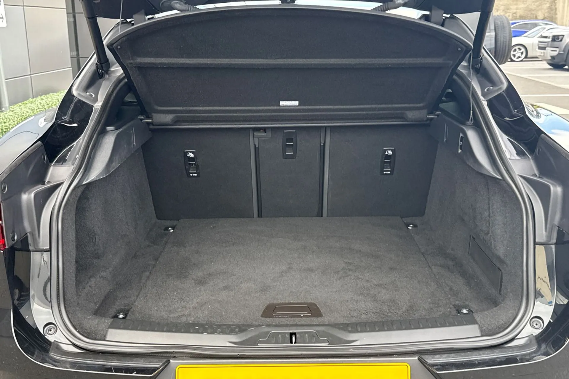 Jaguar I-PACE thumbnail image number 32