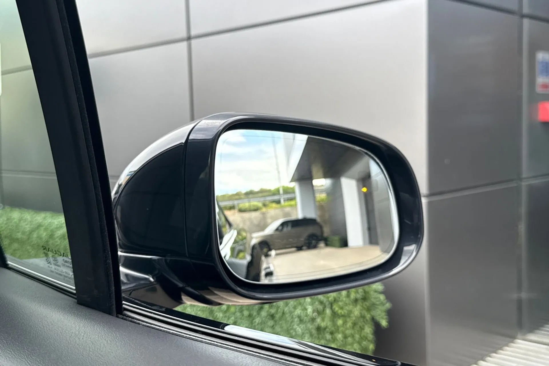 Jaguar I-PACE thumbnail image number 9
