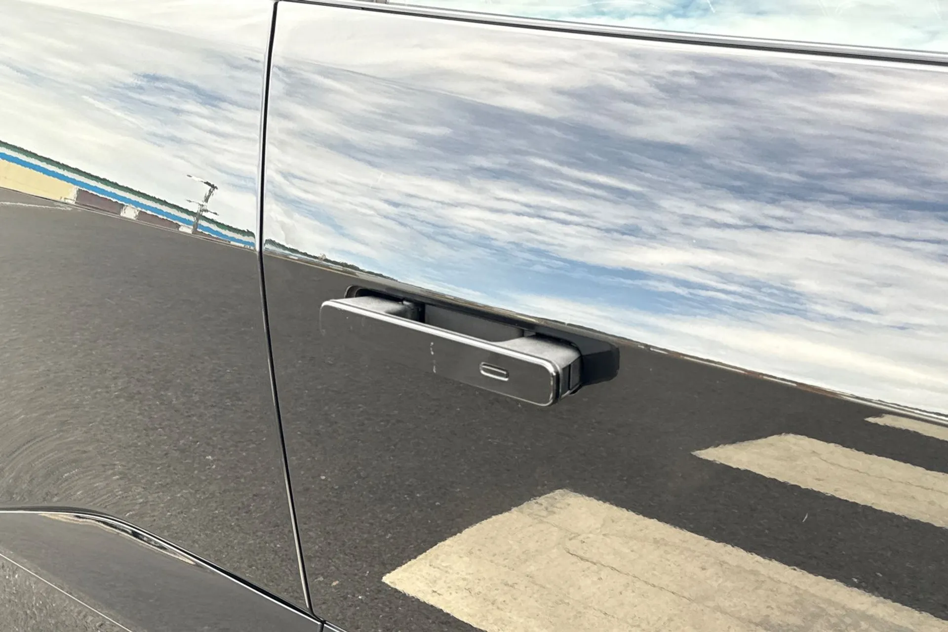 Jaguar I-PACE thumbnail image number 26