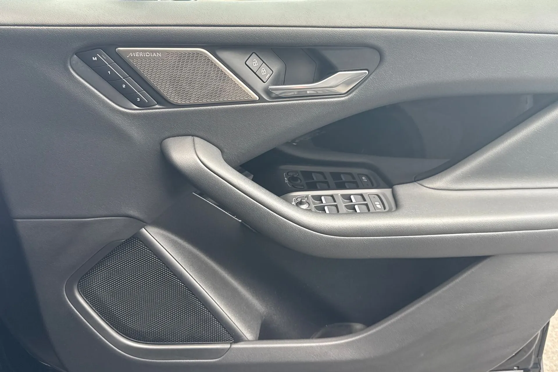 Jaguar I-PACE thumbnail image number 16