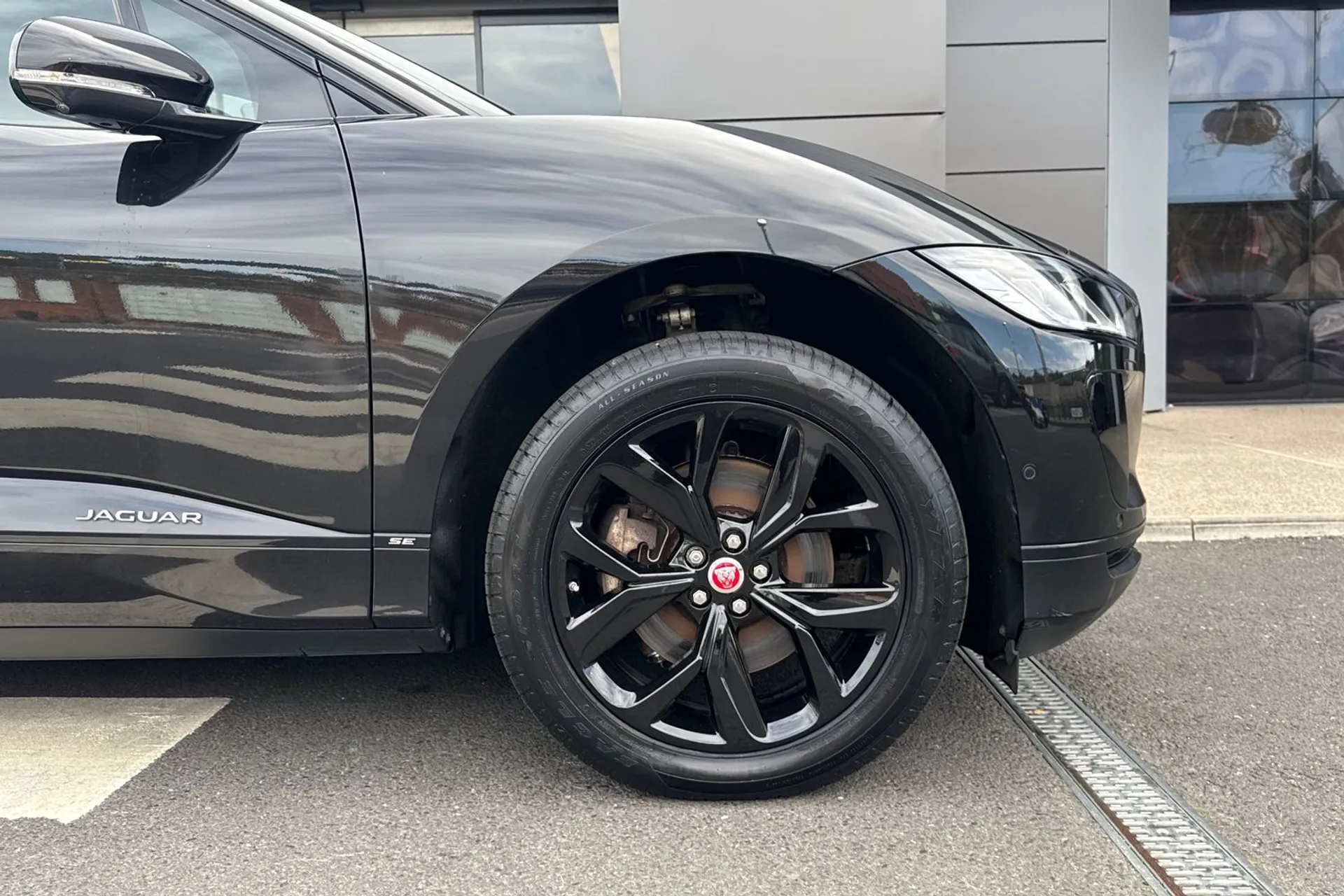 Jaguar I-PACE thumbnail image number 21