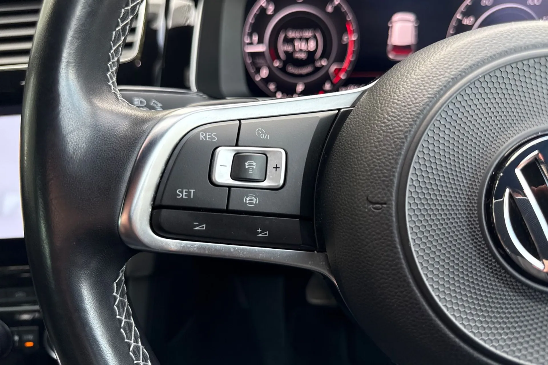 VOLKSWAGEN GOLF thumbnail image number 36