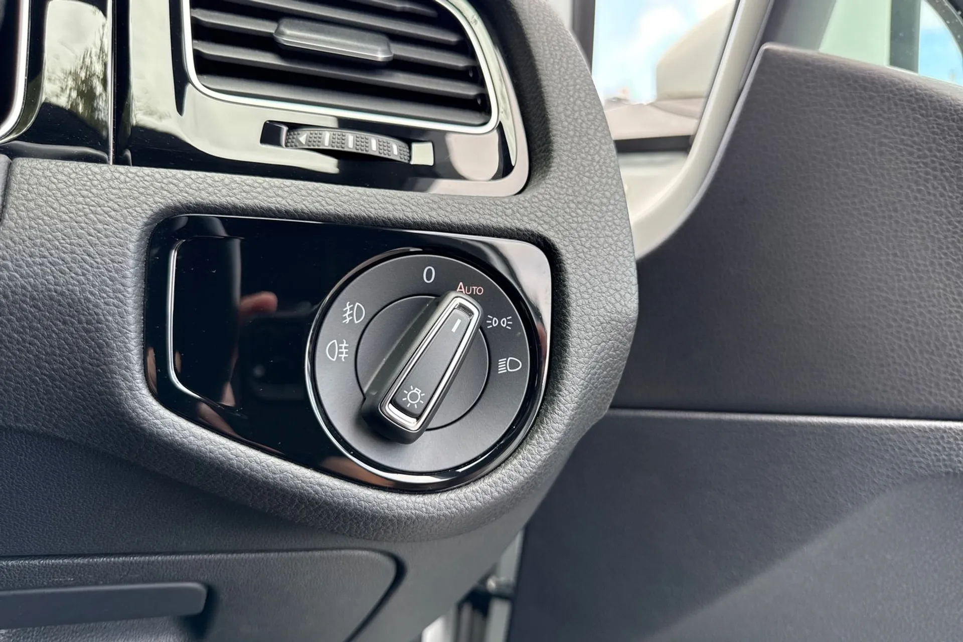 VOLKSWAGEN GOLF thumbnail image number 48