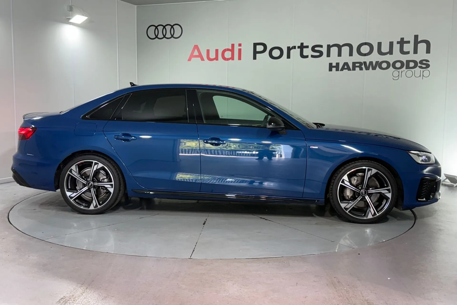 Audi A4 thumbnail image number 2