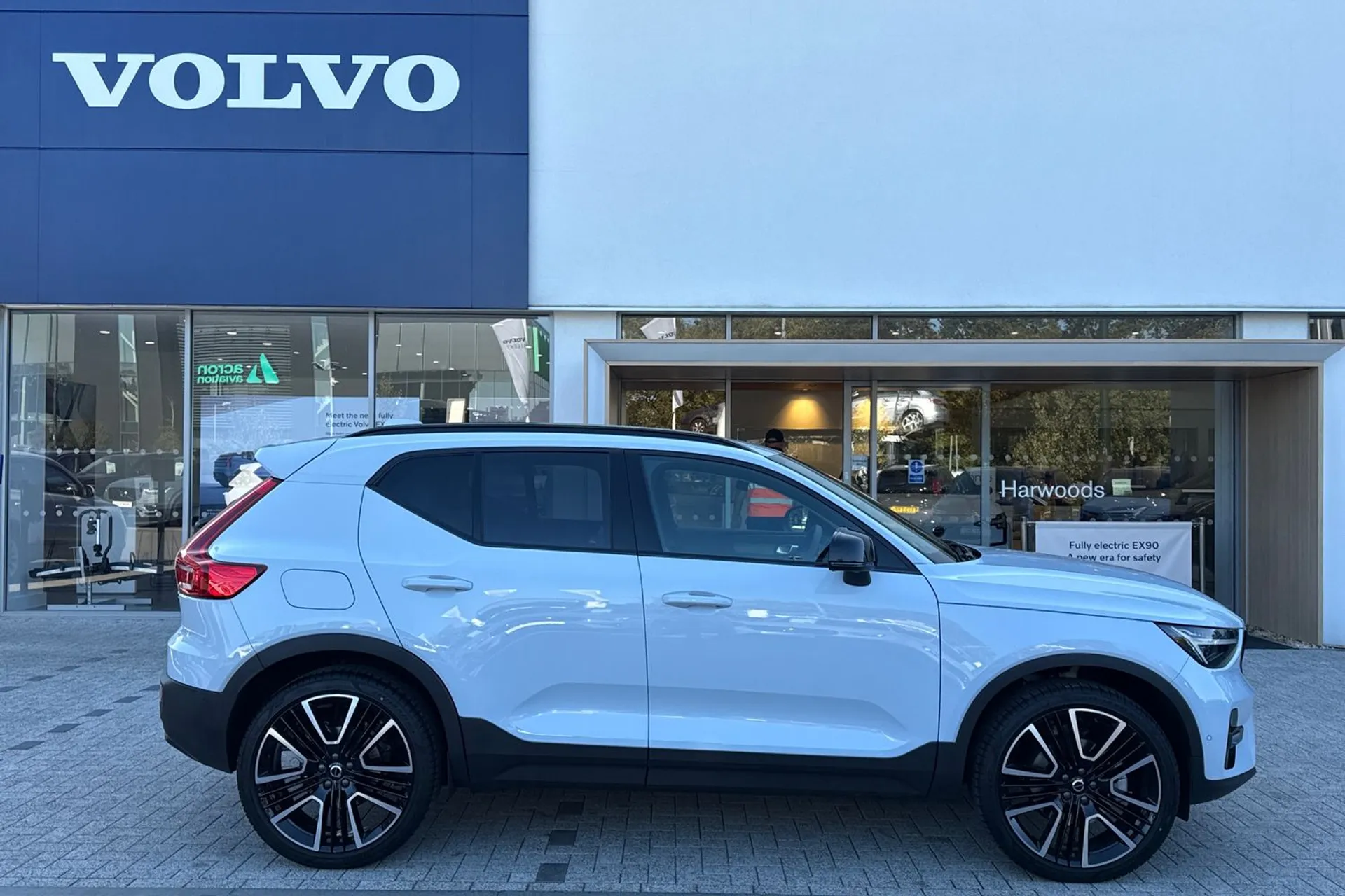 Volvo XC40 thumbnail image number 2