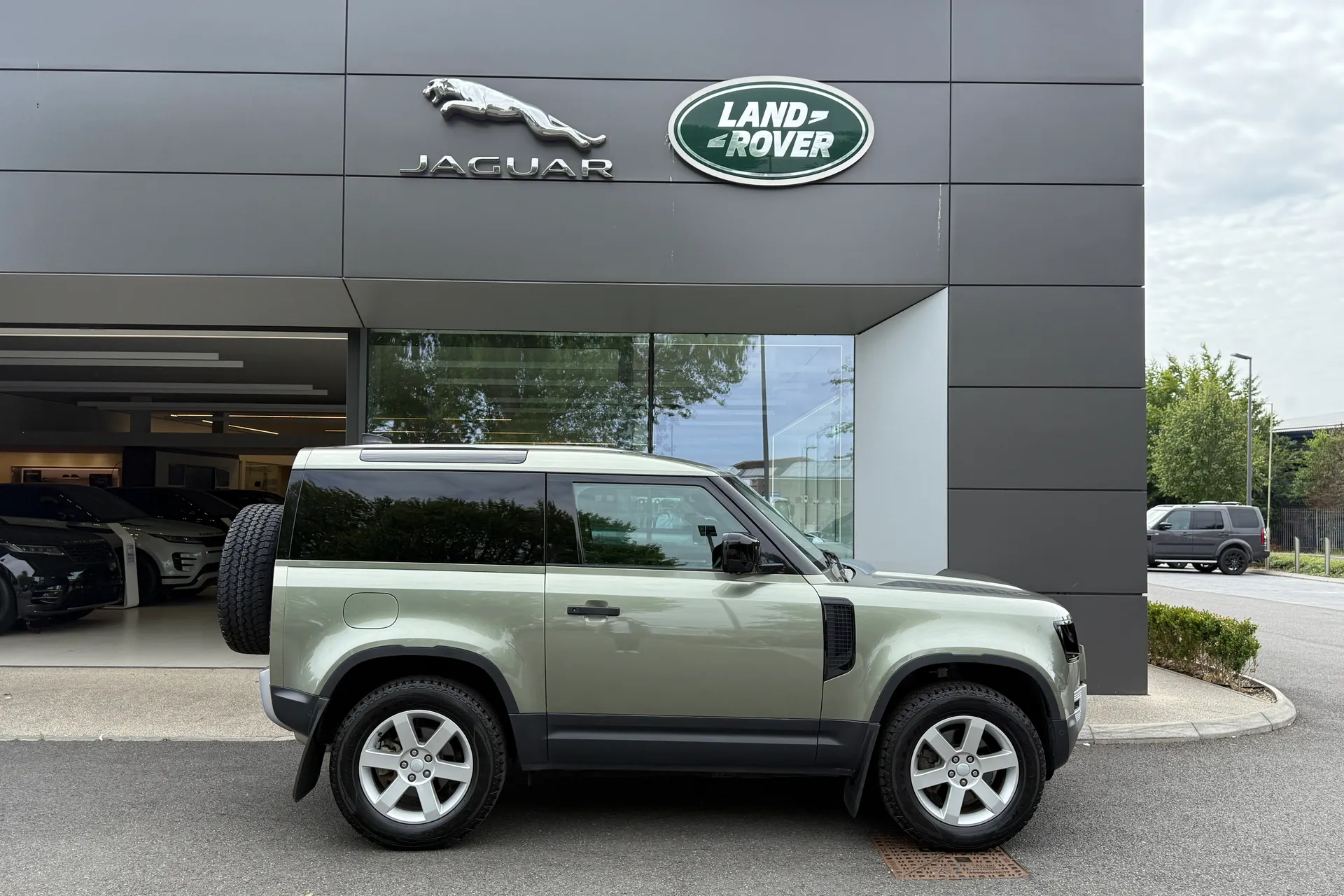 LAND ROVER DEFENDER thumbnail image number 2