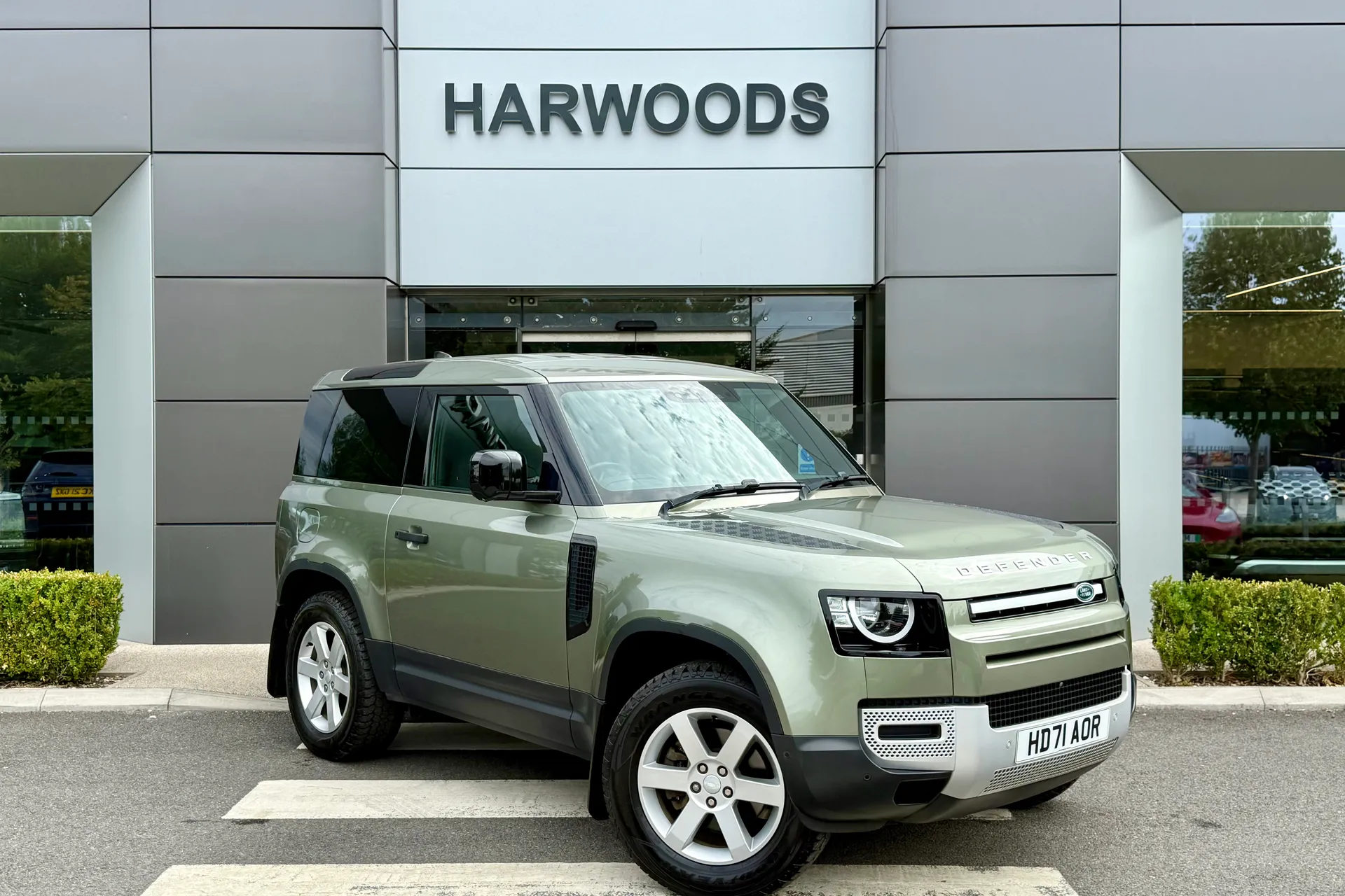LAND ROVER DEFENDER focused image