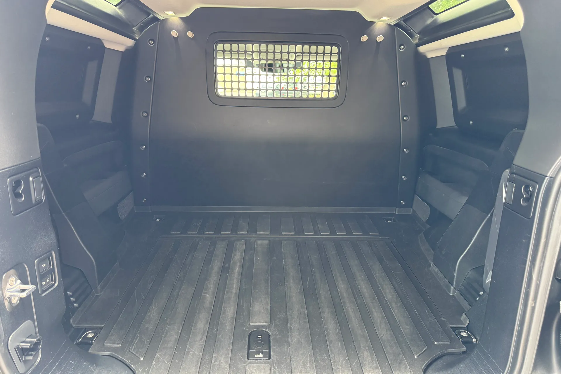 LAND ROVER DEFENDER thumbnail image number 34