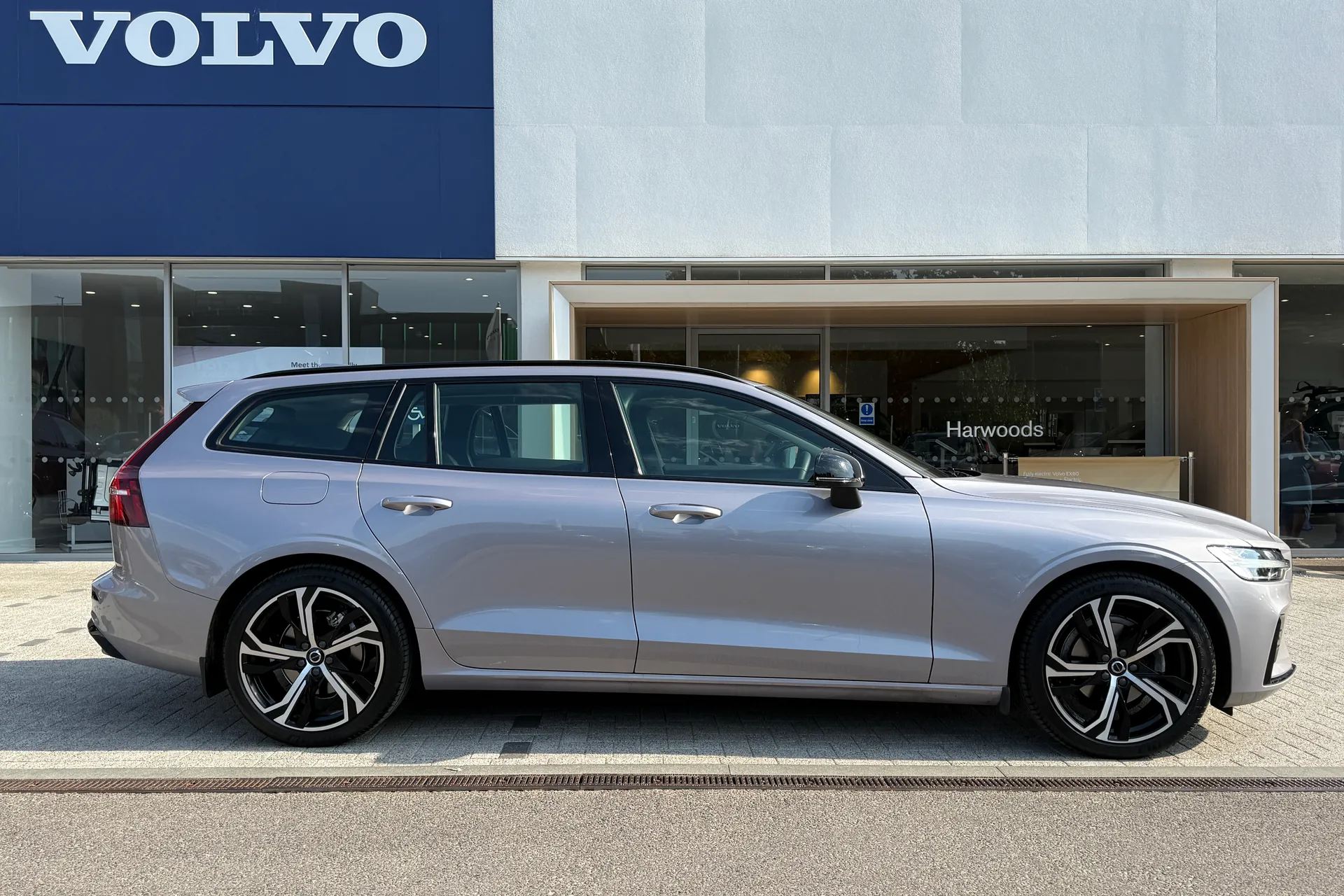 Volvo V60 thumbnail image number 2