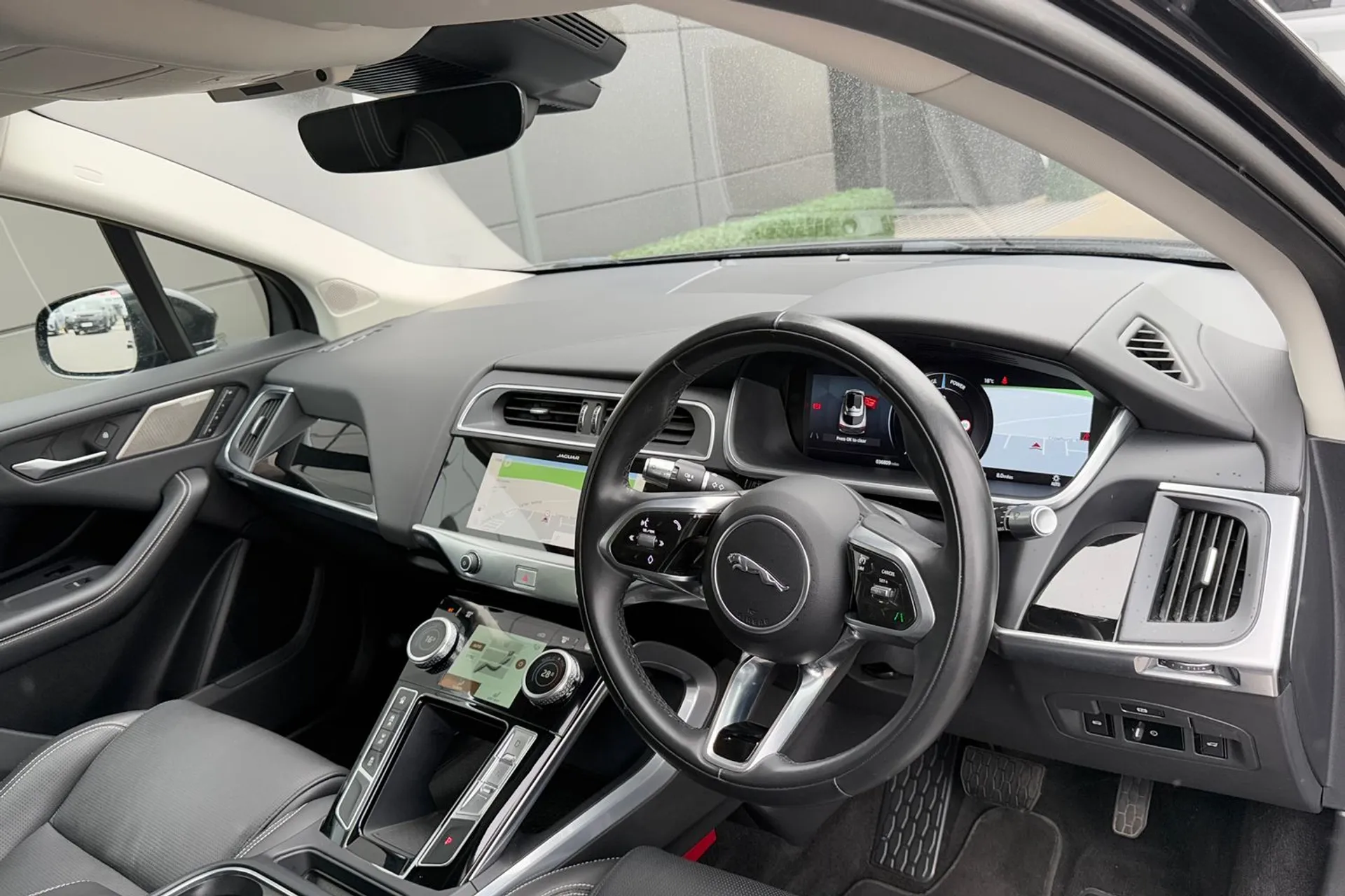 Jaguar I-PACE thumbnail image number 18