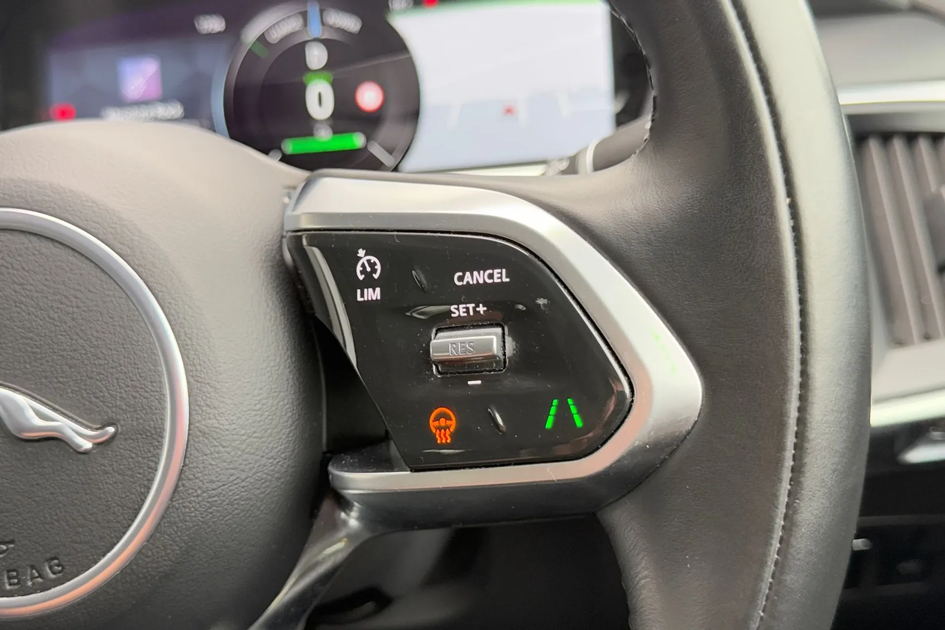 Jaguar I-PACE thumbnail image number 32