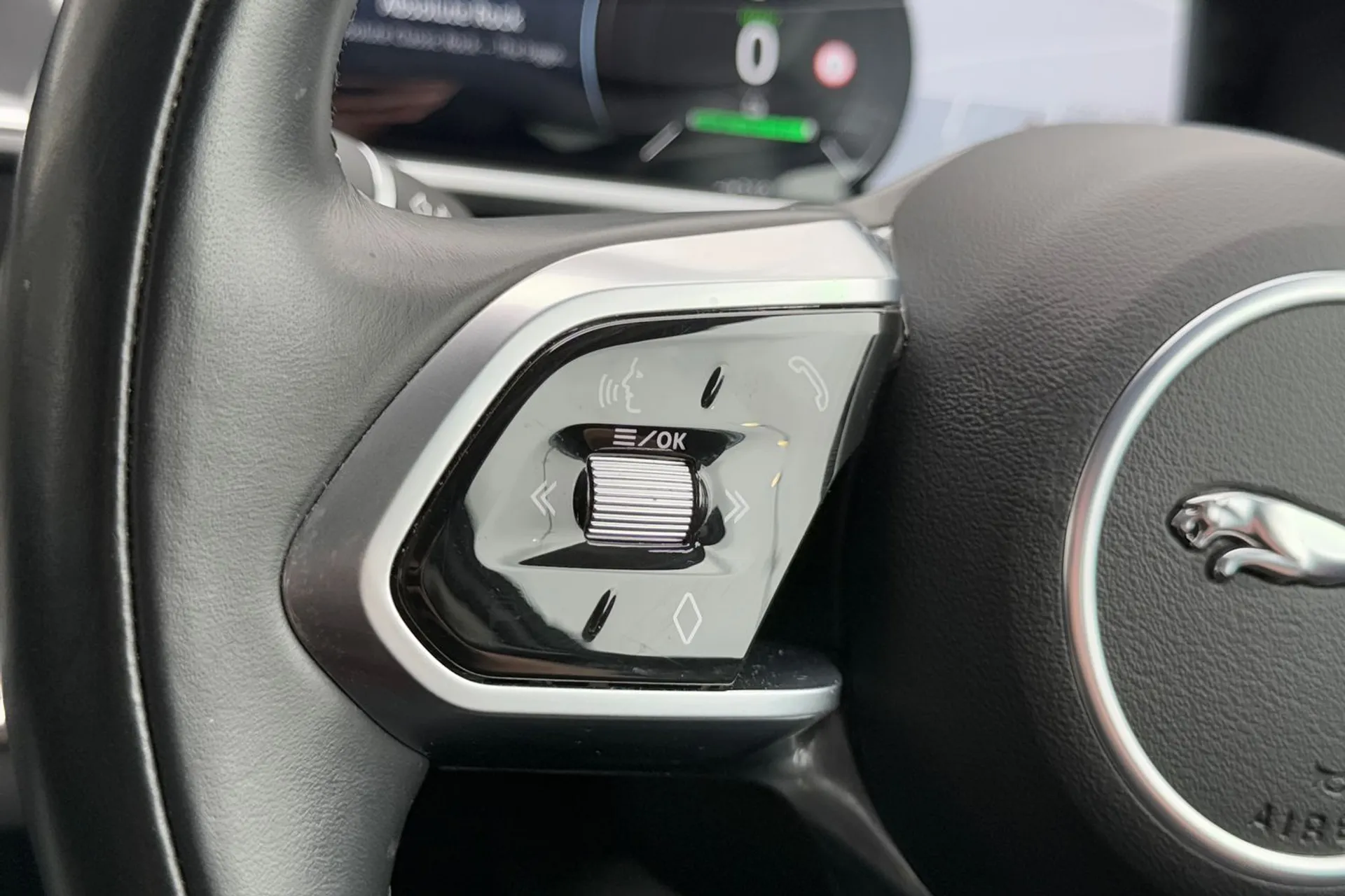 Jaguar I-PACE thumbnail image number 31