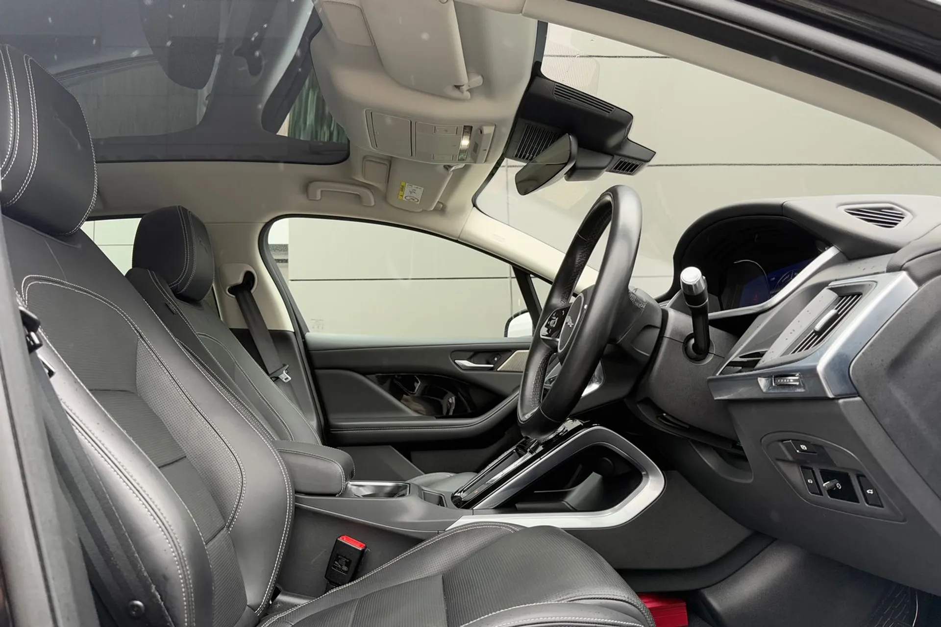 Jaguar I-PACE thumbnail image number 17