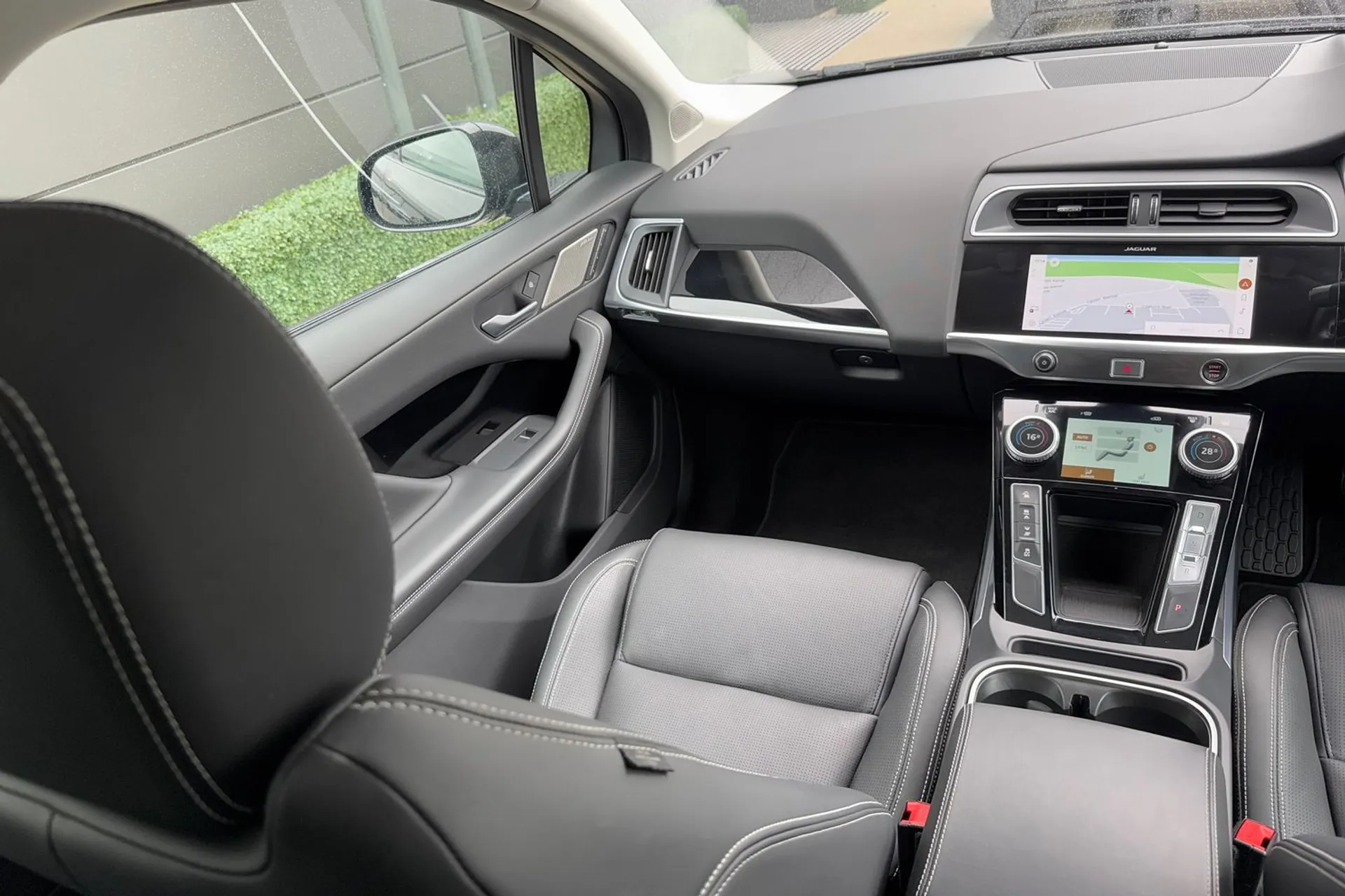 Jaguar I-PACE thumbnail image number 56